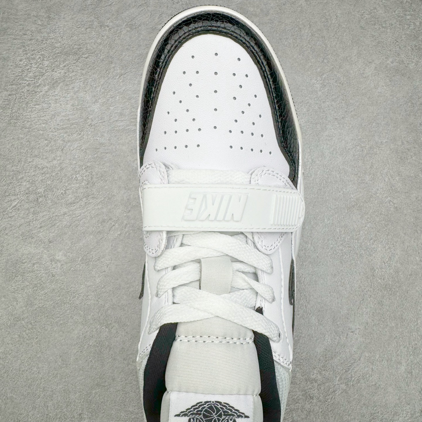 图片[4]-＃KZ神版 Air Jordan Legacy AJ312 Low 低帮复古篮球鞋 白黑 FQ7827-110 市场最强独一档产物 全套原纸板楦头开发 原厂大底磨具加持立体防滑纹理 原档数据后跟TPU子母扣魔术贴 原装可视Air Sole气垫 原汁原味最完美的312代版型 唯一正确鞋头趴度弧度高度鞋身腰线 进口港宝加持 后跟自然饱满 全鞋荧光划线卡点 追求极致完美 每一双都是工艺品 多重QC质检 超越公司货的品控标准 实实在在的免检产品 鞋身采用了皮革材质打造 横跨鞋面的魔术贴十分吸睛 侧面的Swoosh Logo的一部分被鞋面遮挡了一部分 颇具玩味 魔术贴上标有NK标识 而鞋舌上是Jordan的经典红色飞翼Logo 后跟和鞋底均采用了AJ3的设计 后跟上同样也使用了经典的爆裂纹图案 尺码：36 36.5 37.5 38 38.5 39 40 40.5 41 42 42.5 43 44 44.5 45 46 47.5-选品中心