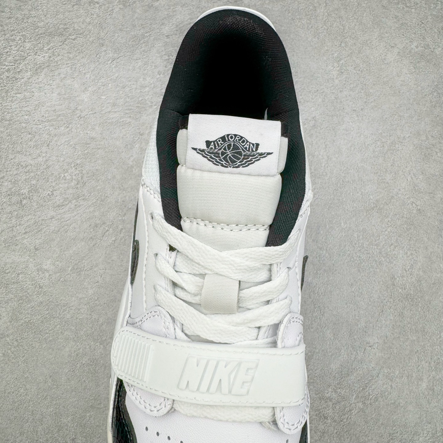 图片[5]-＃KZ神版 Air Jordan Legacy AJ312 Low 低帮复古篮球鞋 白黑 FQ7827-110 市场最强独一档产物 全套原纸板楦头开发 原厂大底磨具加持立体防滑纹理 原档数据后跟TPU子母扣魔术贴 原装可视Air Sole气垫 原汁原味最完美的312代版型 唯一正确鞋头趴度弧度高度鞋身腰线 进口港宝加持 后跟自然饱满 全鞋荧光划线卡点 追求极致完美 每一双都是工艺品 多重QC质检 超越公司货的品控标准 实实在在的免检产品 鞋身采用了皮革材质打造 横跨鞋面的魔术贴十分吸睛 侧面的Swoosh Logo的一部分被鞋面遮挡了一部分 颇具玩味 魔术贴上标有NK标识 而鞋舌上是Jordan的经典红色飞翼Logo 后跟和鞋底均采用了AJ3的设计 后跟上同样也使用了经典的爆裂纹图案 尺码：36 36.5 37.5 38 38.5 39 40 40.5 41 42 42.5 43 44 44.5 45 46 47.5-选品中心