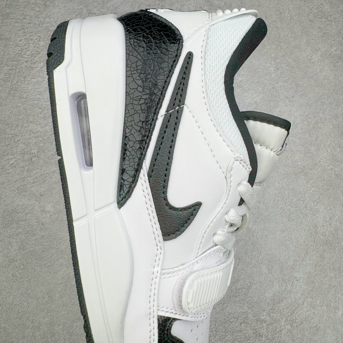 图片[6]-＃KZ神版 Air Jordan Legacy AJ312 Low 低帮复古篮球鞋 白黑 FQ7827-110 市场最强独一档产物 全套原纸板楦头开发 原厂大底磨具加持立体防滑纹理 原档数据后跟TPU子母扣魔术贴 原装可视Air Sole气垫 原汁原味最完美的312代版型 唯一正确鞋头趴度弧度高度鞋身腰线 进口港宝加持 后跟自然饱满 全鞋荧光划线卡点 追求极致完美 每一双都是工艺品 多重QC质检 超越公司货的品控标准 实实在在的免检产品 鞋身采用了皮革材质打造 横跨鞋面的魔术贴十分吸睛 侧面的Swoosh Logo的一部分被鞋面遮挡了一部分 颇具玩味 魔术贴上标有NK标识 而鞋舌上是Jordan的经典红色飞翼Logo 后跟和鞋底均采用了AJ3的设计 后跟上同样也使用了经典的爆裂纹图案 尺码：36 36.5 37.5 38 38.5 39 40 40.5 41 42 42.5 43 44 44.5 45 46 47.5-选品中心