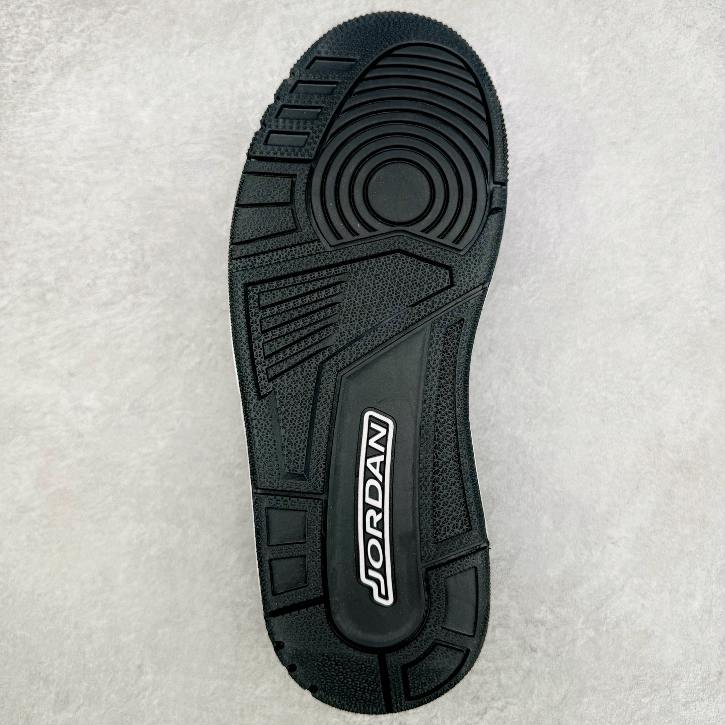 图片[9]-＃KZ神版 Air Jordan Legacy AJ312 Low 低帮复古篮球鞋 白黑 FQ7827-110 市场最强独一档产物 全套原纸板楦头开发 原厂大底磨具加持立体防滑纹理 原档数据后跟TPU子母扣魔术贴 原装可视Air Sole气垫 原汁原味最完美的312代版型 唯一正确鞋头趴度弧度高度鞋身腰线 进口港宝加持 后跟自然饱满 全鞋荧光划线卡点 追求极致完美 每一双都是工艺品 多重QC质检 超越公司货的品控标准 实实在在的免检产品 鞋身采用了皮革材质打造 横跨鞋面的魔术贴十分吸睛 侧面的Swoosh Logo的一部分被鞋面遮挡了一部分 颇具玩味 魔术贴上标有NK标识 而鞋舌上是Jordan的经典红色飞翼Logo 后跟和鞋底均采用了AJ3的设计 后跟上同样也使用了经典的爆裂纹图案 尺码：36 36.5 37.5 38 38.5 39 40 40.5 41 42 42.5 43 44 44.5 45 46 47.5-选品中心