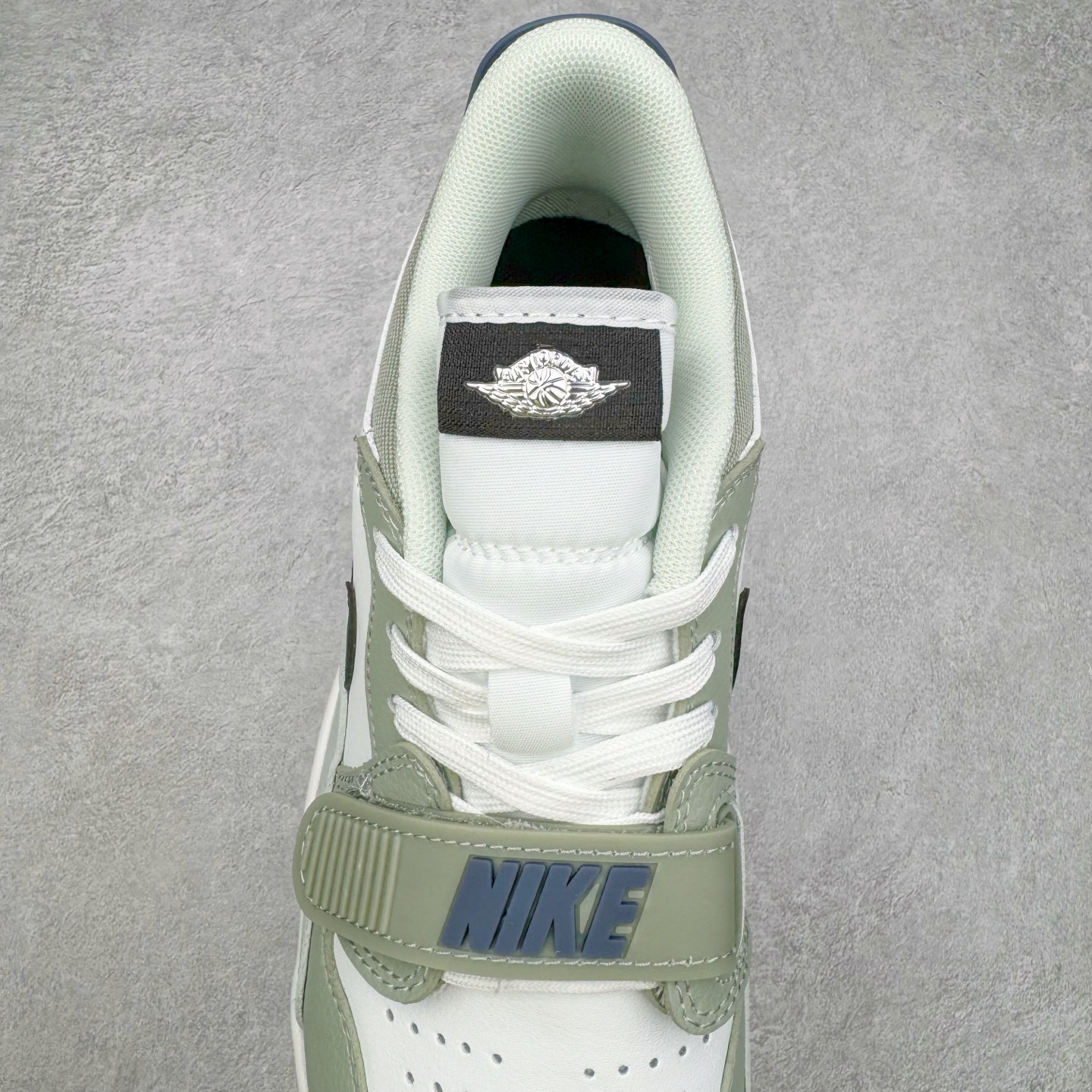 图片[5]-＃KZ神版 Air Jordan Legacy AJ312 Low 低帮复古篮球鞋 白绿 HV5970-101 市场最强独一档产物 全套原纸板楦头开发 原厂大底磨具加持立体防滑纹理 原档数据后跟TPU子母扣魔术贴 原装可视Air Sole气垫 原汁原味最完美的312代版型 唯一正确鞋头趴度弧度高度鞋身腰线 进口港宝加持 后跟自然饱满 全鞋荧光划线卡点 追求极致完美 每一双都是工艺品 多重QC质检 超越公司货的品控标准 实实在在的免检产品 鞋身采用了皮革材质打造 横跨鞋面的魔术贴十分吸睛 侧面的Swoosh Logo的一部分被鞋面遮挡了一部分 颇具玩味 魔术贴上标有NK标识 而鞋舌上是Jordan的经典红色飞翼Logo 后跟和鞋底均采用了AJ3的设计 后跟上同样也使用了经典的爆裂纹图案 尺码：36 36.5 37.5 38 38.5 39 40 40.5 41 42 42.5 43 44 44.5 45 46 47.5-选品中心