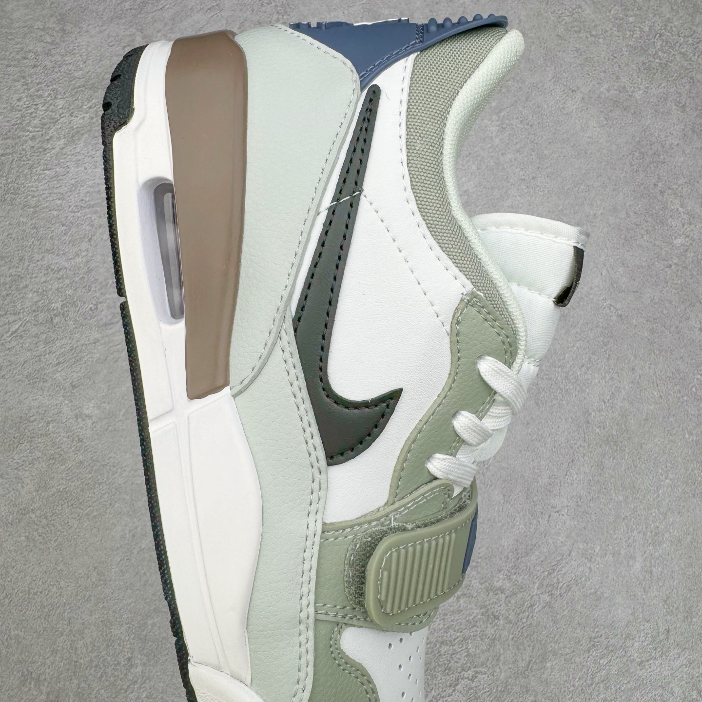 图片[6]-＃KZ神版 Air Jordan Legacy AJ312 Low 低帮复古篮球鞋 白绿 HV5970-101 市场最强独一档产物 全套原纸板楦头开发 原厂大底磨具加持立体防滑纹理 原档数据后跟TPU子母扣魔术贴 原装可视Air Sole气垫 原汁原味最完美的312代版型 唯一正确鞋头趴度弧度高度鞋身腰线 进口港宝加持 后跟自然饱满 全鞋荧光划线卡点 追求极致完美 每一双都是工艺品 多重QC质检 超越公司货的品控标准 实实在在的免检产品 鞋身采用了皮革材质打造 横跨鞋面的魔术贴十分吸睛 侧面的Swoosh Logo的一部分被鞋面遮挡了一部分 颇具玩味 魔术贴上标有NK标识 而鞋舌上是Jordan的经典红色飞翼Logo 后跟和鞋底均采用了AJ3的设计 后跟上同样也使用了经典的爆裂纹图案 尺码：36 36.5 37.5 38 38.5 39 40 40.5 41 42 42.5 43 44 44.5 45 46 47.5-选品中心