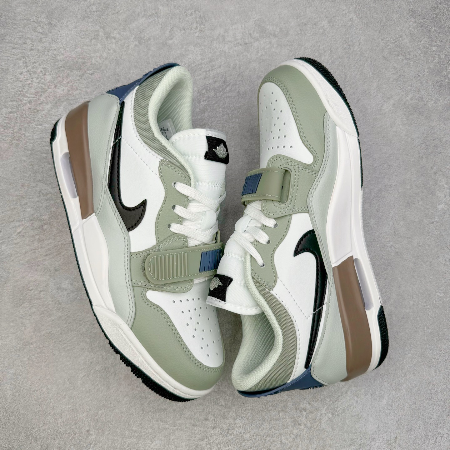 图片[3]-＃KZ神版 Air Jordan Legacy AJ312 Low 低帮复古篮球鞋 白绿 HV5970-101 市场最强独一档产物 全套原纸板楦头开发 原厂大底磨具加持立体防滑纹理 原档数据后跟TPU子母扣魔术贴 原装可视Air Sole气垫 原汁原味最完美的312代版型 唯一正确鞋头趴度弧度高度鞋身腰线 进口港宝加持 后跟自然饱满 全鞋荧光划线卡点 追求极致完美 每一双都是工艺品 多重QC质检 超越公司货的品控标准 实实在在的免检产品 鞋身采用了皮革材质打造 横跨鞋面的魔术贴十分吸睛 侧面的Swoosh Logo的一部分被鞋面遮挡了一部分 颇具玩味 魔术贴上标有NK标识 而鞋舌上是Jordan的经典红色飞翼Logo 后跟和鞋底均采用了AJ3的设计 后跟上同样也使用了经典的爆裂纹图案 尺码：36 36.5 37.5 38 38.5 39 40 40.5 41 42 42.5 43 44 44.5 45 46 47.5-选品中心