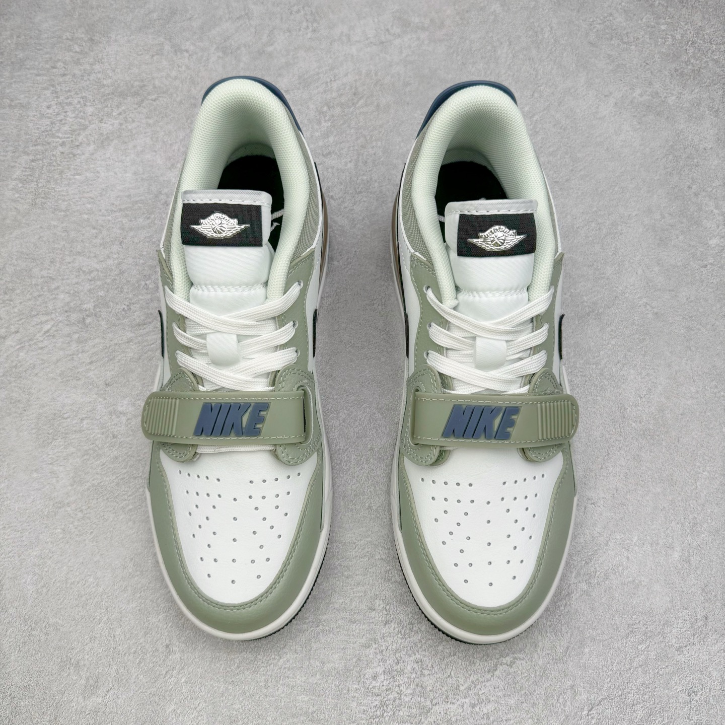 图片[2]-＃KZ神版 Air Jordan Legacy AJ312 Low 低帮复古篮球鞋 白绿 HV5970-101 市场最强独一档产物 全套原纸板楦头开发 原厂大底磨具加持立体防滑纹理 原档数据后跟TPU子母扣魔术贴 原装可视Air Sole气垫 原汁原味最完美的312代版型 唯一正确鞋头趴度弧度高度鞋身腰线 进口港宝加持 后跟自然饱满 全鞋荧光划线卡点 追求极致完美 每一双都是工艺品 多重QC质检 超越公司货的品控标准 实实在在的免检产品 鞋身采用了皮革材质打造 横跨鞋面的魔术贴十分吸睛 侧面的Swoosh Logo的一部分被鞋面遮挡了一部分 颇具玩味 魔术贴上标有NK标识 而鞋舌上是Jordan的经典红色飞翼Logo 后跟和鞋底均采用了AJ3的设计 后跟上同样也使用了经典的爆裂纹图案 尺码：36 36.5 37.5 38 38.5 39 40 40.5 41 42 42.5 43 44 44.5 45 46 47.5-选品中心