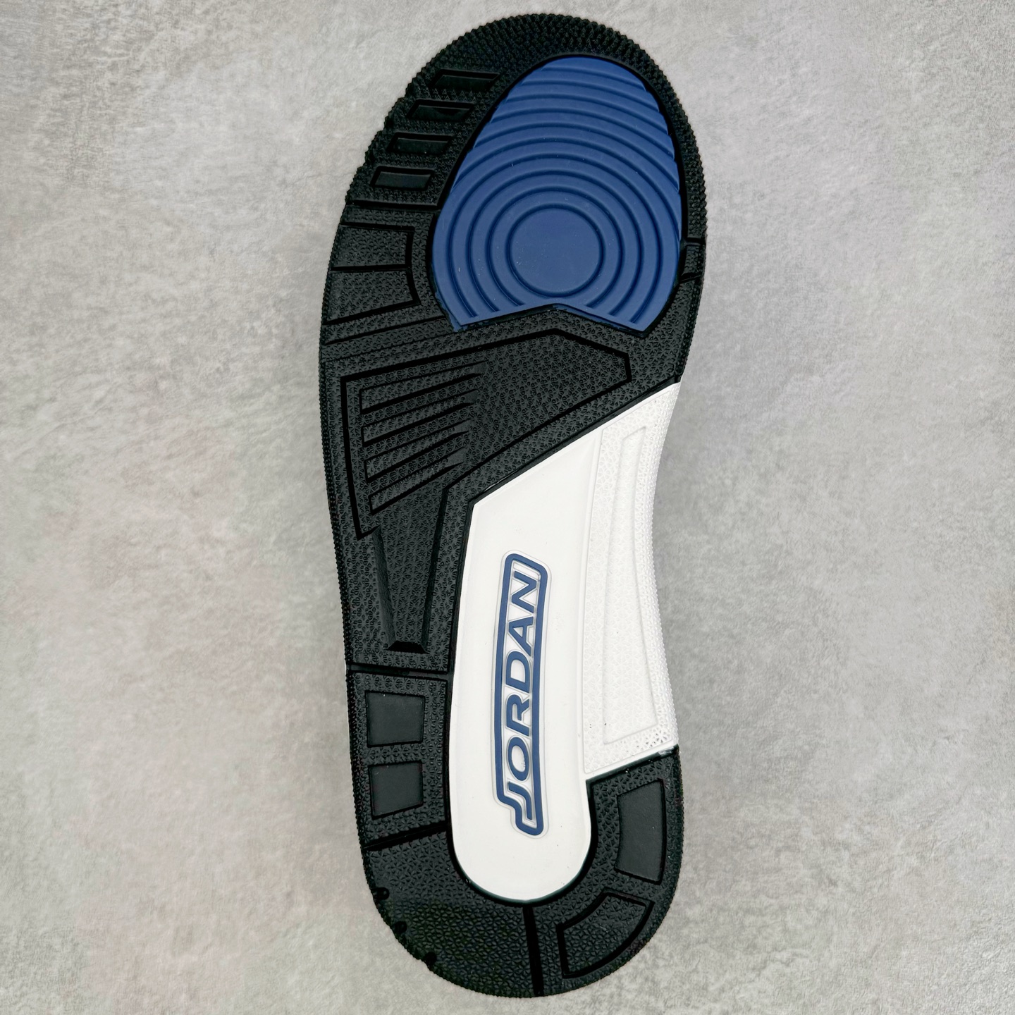 图片[9]-＃KZ神版 Air Jordan Legacy AJ312 Low 低帮复古篮球鞋 白绿 HV5970-101 市场最强独一档产物 全套原纸板楦头开发 原厂大底磨具加持立体防滑纹理 原档数据后跟TPU子母扣魔术贴 原装可视Air Sole气垫 原汁原味最完美的312代版型 唯一正确鞋头趴度弧度高度鞋身腰线 进口港宝加持 后跟自然饱满 全鞋荧光划线卡点 追求极致完美 每一双都是工艺品 多重QC质检 超越公司货的品控标准 实实在在的免检产品 鞋身采用了皮革材质打造 横跨鞋面的魔术贴十分吸睛 侧面的Swoosh Logo的一部分被鞋面遮挡了一部分 颇具玩味 魔术贴上标有NK标识 而鞋舌上是Jordan的经典红色飞翼Logo 后跟和鞋底均采用了AJ3的设计 后跟上同样也使用了经典的爆裂纹图案 尺码：36 36.5 37.5 38 38.5 39 40 40.5 41 42 42.5 43 44 44.5 45 46 47.5-选品中心