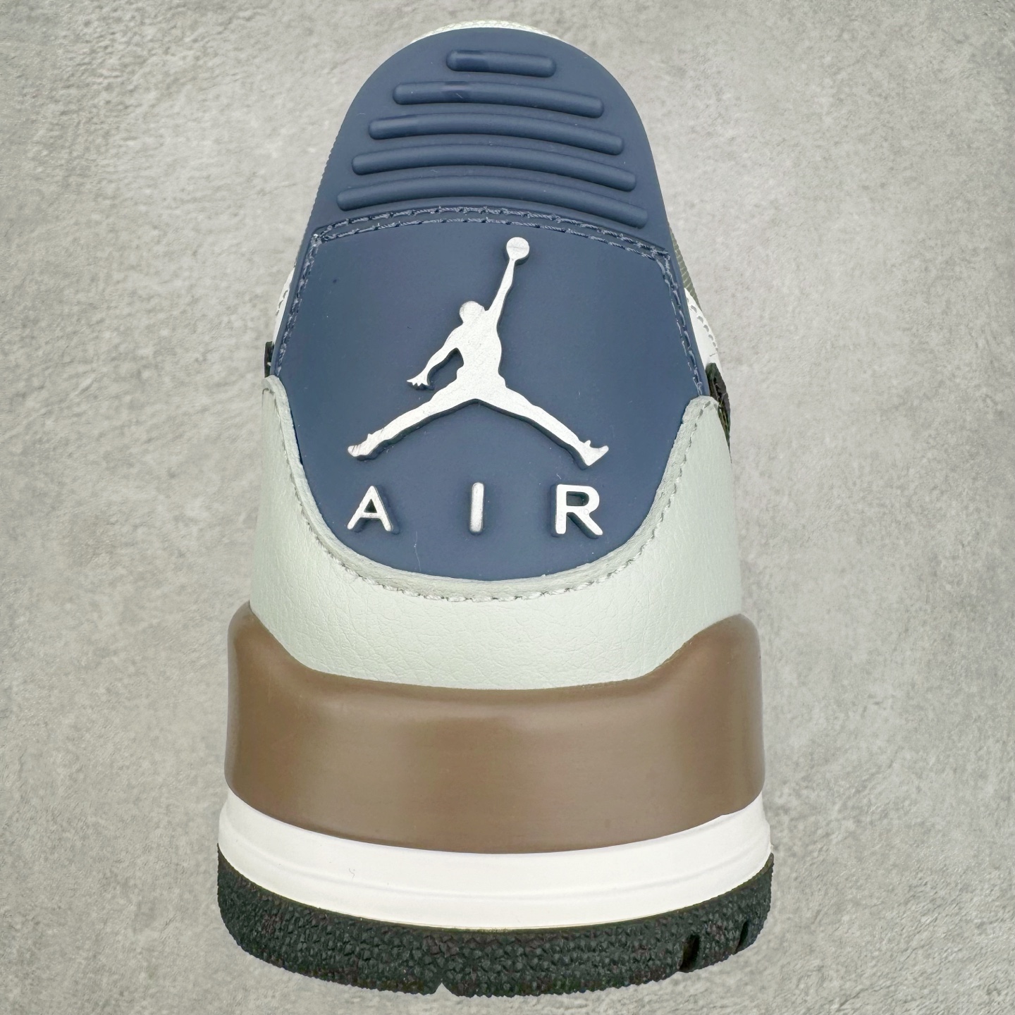 图片[8]-＃KZ神版 Air Jordan Legacy AJ312 Low 低帮复古篮球鞋 白绿 HV5970-101 市场最强独一档产物 全套原纸板楦头开发 原厂大底磨具加持立体防滑纹理 原档数据后跟TPU子母扣魔术贴 原装可视Air Sole气垫 原汁原味最完美的312代版型 唯一正确鞋头趴度弧度高度鞋身腰线 进口港宝加持 后跟自然饱满 全鞋荧光划线卡点 追求极致完美 每一双都是工艺品 多重QC质检 超越公司货的品控标准 实实在在的免检产品 鞋身采用了皮革材质打造 横跨鞋面的魔术贴十分吸睛 侧面的Swoosh Logo的一部分被鞋面遮挡了一部分 颇具玩味 魔术贴上标有NK标识 而鞋舌上是Jordan的经典红色飞翼Logo 后跟和鞋底均采用了AJ3的设计 后跟上同样也使用了经典的爆裂纹图案 尺码：36 36.5 37.5 38 38.5 39 40 40.5 41 42 42.5 43 44 44.5 45 46 47.5-选品中心