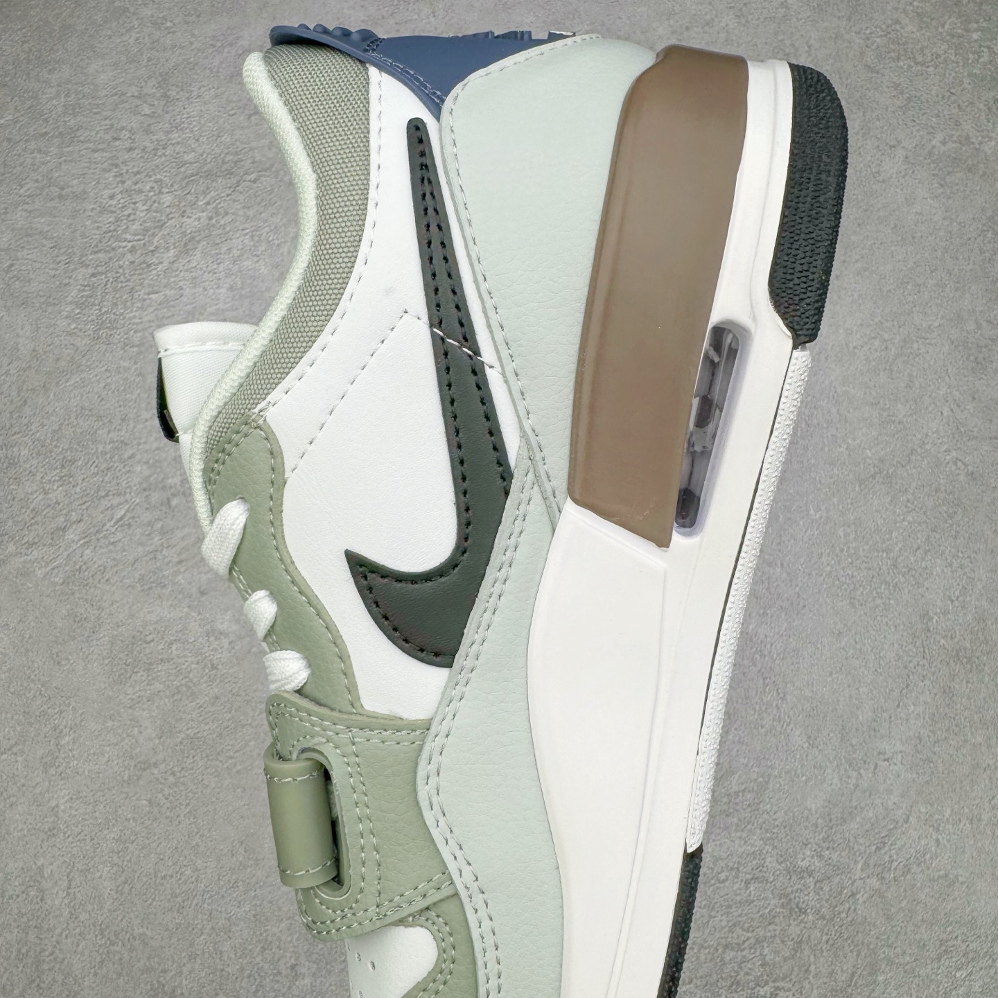 图片[7]-＃KZ神版 Air Jordan Legacy AJ312 Low 低帮复古篮球鞋 白绿 HV5970-101 市场最强独一档产物 全套原纸板楦头开发 原厂大底磨具加持立体防滑纹理 原档数据后跟TPU子母扣魔术贴 原装可视Air Sole气垫 原汁原味最完美的312代版型 唯一正确鞋头趴度弧度高度鞋身腰线 进口港宝加持 后跟自然饱满 全鞋荧光划线卡点 追求极致完美 每一双都是工艺品 多重QC质检 超越公司货的品控标准 实实在在的免检产品 鞋身采用了皮革材质打造 横跨鞋面的魔术贴十分吸睛 侧面的Swoosh Logo的一部分被鞋面遮挡了一部分 颇具玩味 魔术贴上标有NK标识 而鞋舌上是Jordan的经典红色飞翼Logo 后跟和鞋底均采用了AJ3的设计 后跟上同样也使用了经典的爆裂纹图案 尺码：36 36.5 37.5 38 38.5 39 40 40.5 41 42 42.5 43 44 44.5 45 46 47.5-选品中心