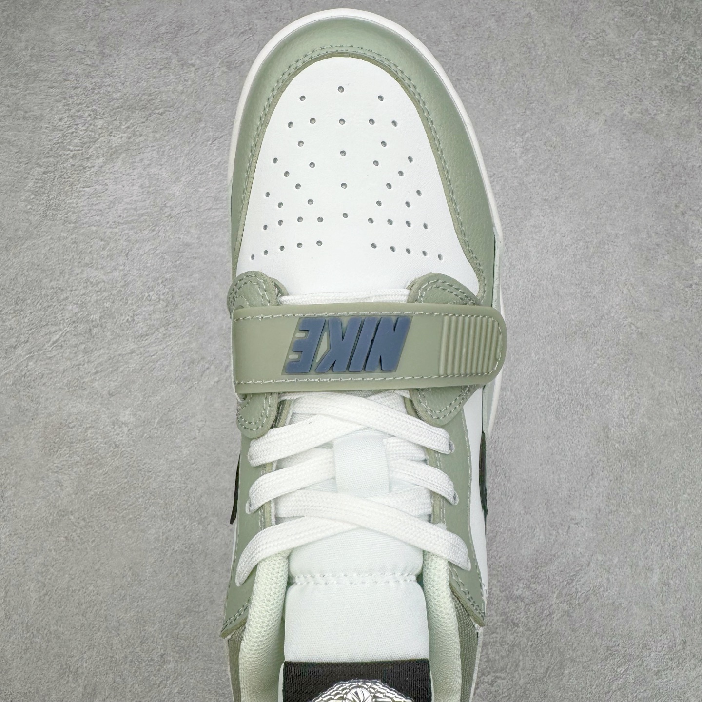 图片[4]-＃KZ神版 Air Jordan Legacy AJ312 Low 低帮复古篮球鞋 白绿 HV5970-101 市场最强独一档产物 全套原纸板楦头开发 原厂大底磨具加持立体防滑纹理 原档数据后跟TPU子母扣魔术贴 原装可视Air Sole气垫 原汁原味最完美的312代版型 唯一正确鞋头趴度弧度高度鞋身腰线 进口港宝加持 后跟自然饱满 全鞋荧光划线卡点 追求极致完美 每一双都是工艺品 多重QC质检 超越公司货的品控标准 实实在在的免检产品 鞋身采用了皮革材质打造 横跨鞋面的魔术贴十分吸睛 侧面的Swoosh Logo的一部分被鞋面遮挡了一部分 颇具玩味 魔术贴上标有NK标识 而鞋舌上是Jordan的经典红色飞翼Logo 后跟和鞋底均采用了AJ3的设计 后跟上同样也使用了经典的爆裂纹图案 尺码：36 36.5 37.5 38 38.5 39 40 40.5 41 42 42.5 43 44 44.5 45 46 47.5-选品中心