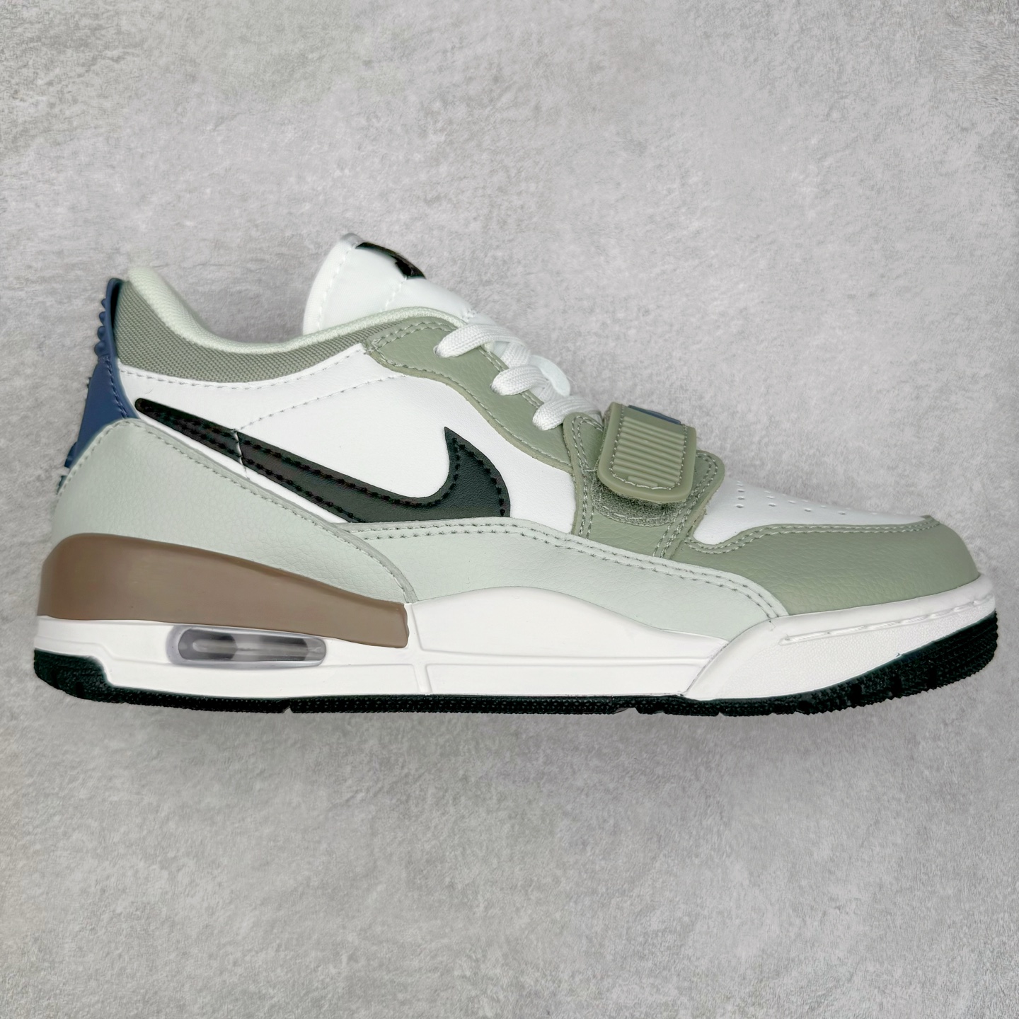 ＃KZ神版 Air Jordan Legacy AJ312 Low 低帮复古篮球鞋 白绿 HV5970-101 市场最强独一档产物 全套原纸板楦头开发 原厂大底磨具加持立体防滑纹理 原档数据后跟TPU子母扣魔术贴 原装可视Air Sole气垫 原汁原味最完美的312代版型 唯一正确鞋头趴度弧度高度鞋身腰线 进口港宝加持 后跟自然饱满 全鞋荧光划线卡点 追求极致完美 每一双都是工艺品 多重QC质检 超越公司货的品控标准 实实在在的免检产品 鞋身采用了皮革材质打造 横跨鞋面的魔术贴十分吸睛 侧面的Swoosh Logo的一部分被鞋面遮挡了一部分 颇具玩味 魔术贴上标有NK标识 而鞋舌上是Jordan的经典红色飞翼Logo 后跟和鞋底均采用了AJ3的设计 后跟上同样也使用了经典的爆裂纹图案 尺码：36 36.5 37.5 38 38.5 39 40 40.5 41 42 42.5 43 44 44.5 45 46 47.5-选品中心