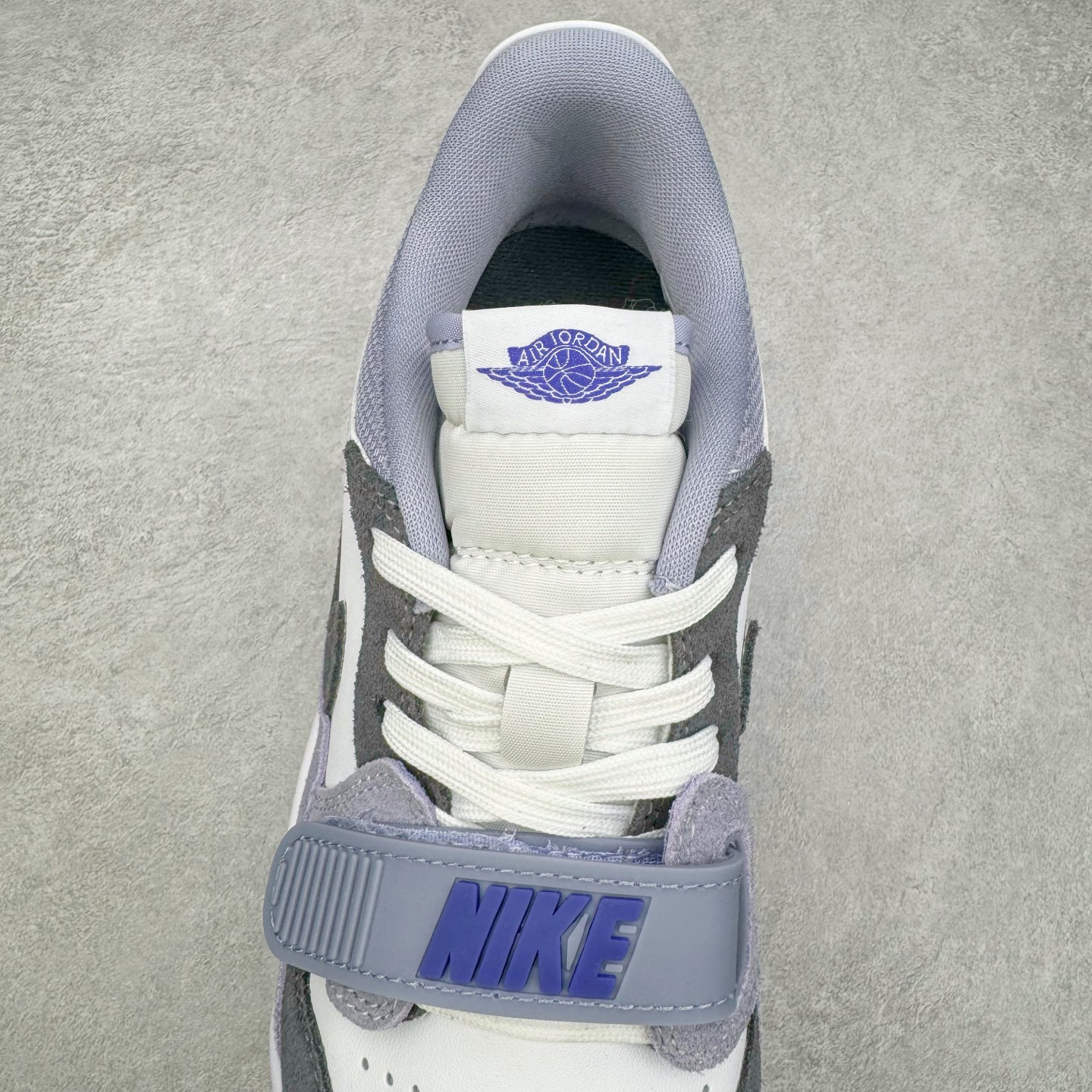 图片[5]-＃KZ神版 Air Jordan Legacy AJ312 Low 低帮复古篮球鞋 灰蓝 CD7069-141 市场最强独一档产物 全套原纸板楦头开发 原厂大底磨具加持立体防滑纹理 原档数据后跟TPU子母扣魔术贴 原装可视Air Sole气垫 原汁原味最完美的312代版型 唯一正确鞋头趴度弧度高度鞋身腰线 进口港宝加持 后跟自然饱满 全鞋荧光划线卡点 追求极致完美 每一双都是工艺品 多重QC质检 超越公司货的品控标准 实实在在的免检产品 鞋身采用了皮革材质打造 横跨鞋面的魔术贴十分吸睛 侧面的Swoosh Logo的一部分被鞋面遮挡了一部分 颇具玩味 魔术贴上标有NK标识 而鞋舌上是Jordan的经典红色飞翼Logo 后跟和鞋底均采用了AJ3的设计 后跟上同样也使用了经典的爆裂纹图案 尺码：36 36.5 37.5 38 38.5 39 40 40.5 41 42 42.5 43 44 44.5 45 46 47.5-选品中心