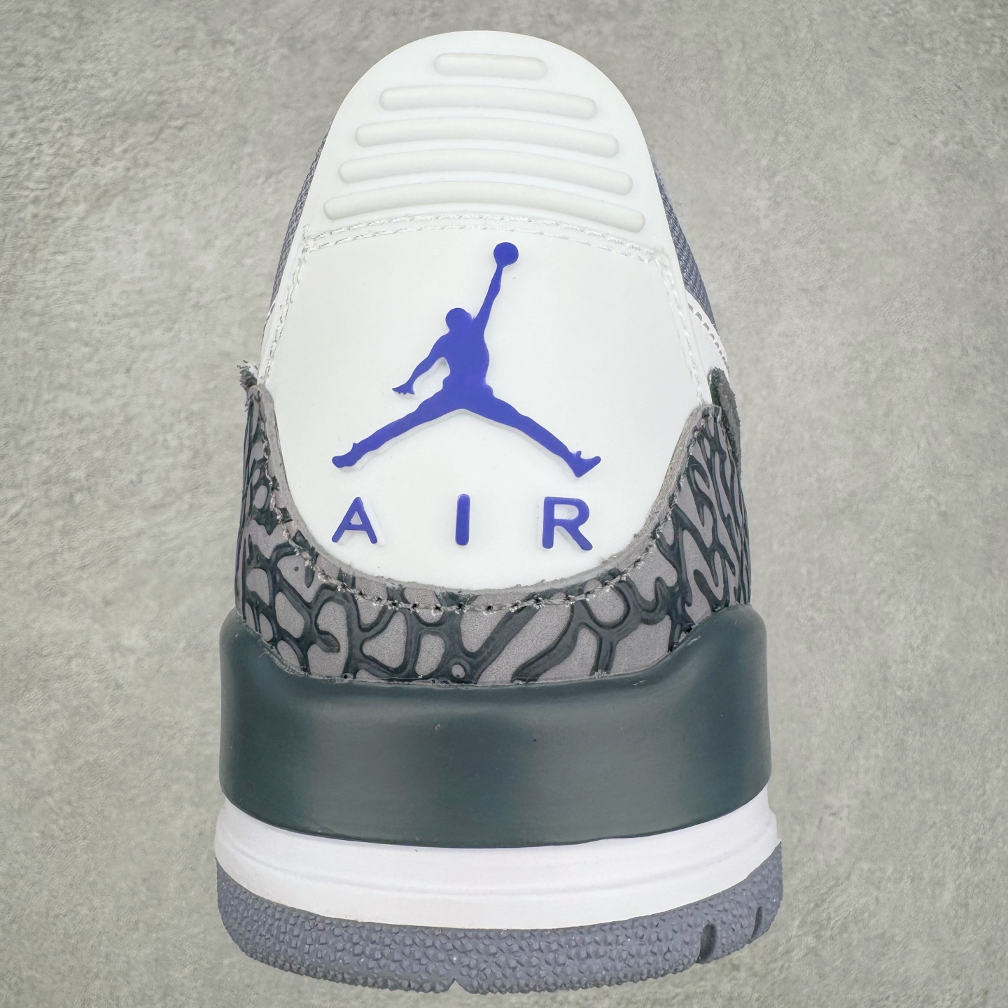 图片[8]-＃KZ神版 Air Jordan Legacy AJ312 Low 低帮复古篮球鞋 灰蓝 CD7069-141 市场最强独一档产物 全套原纸板楦头开发 原厂大底磨具加持立体防滑纹理 原档数据后跟TPU子母扣魔术贴 原装可视Air Sole气垫 原汁原味最完美的312代版型 唯一正确鞋头趴度弧度高度鞋身腰线 进口港宝加持 后跟自然饱满 全鞋荧光划线卡点 追求极致完美 每一双都是工艺品 多重QC质检 超越公司货的品控标准 实实在在的免检产品 鞋身采用了皮革材质打造 横跨鞋面的魔术贴十分吸睛 侧面的Swoosh Logo的一部分被鞋面遮挡了一部分 颇具玩味 魔术贴上标有NK标识 而鞋舌上是Jordan的经典红色飞翼Logo 后跟和鞋底均采用了AJ3的设计 后跟上同样也使用了经典的爆裂纹图案 尺码：36 36.5 37.5 38 38.5 39 40 40.5 41 42 42.5 43 44 44.5 45 46 47.5-选品中心