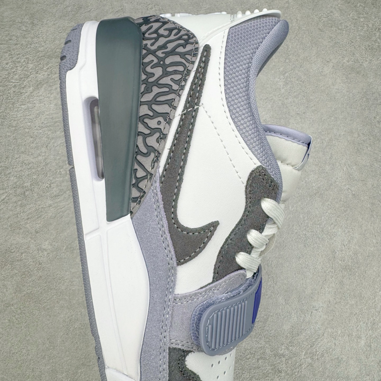 图片[6]-＃KZ神版 Air Jordan Legacy AJ312 Low 低帮复古篮球鞋 灰蓝 CD7069-141 市场最强独一档产物 全套原纸板楦头开发 原厂大底磨具加持立体防滑纹理 原档数据后跟TPU子母扣魔术贴 原装可视Air Sole气垫 原汁原味最完美的312代版型 唯一正确鞋头趴度弧度高度鞋身腰线 进口港宝加持 后跟自然饱满 全鞋荧光划线卡点 追求极致完美 每一双都是工艺品 多重QC质检 超越公司货的品控标准 实实在在的免检产品 鞋身采用了皮革材质打造 横跨鞋面的魔术贴十分吸睛 侧面的Swoosh Logo的一部分被鞋面遮挡了一部分 颇具玩味 魔术贴上标有NK标识 而鞋舌上是Jordan的经典红色飞翼Logo 后跟和鞋底均采用了AJ3的设计 后跟上同样也使用了经典的爆裂纹图案 尺码：36 36.5 37.5 38 38.5 39 40 40.5 41 42 42.5 43 44 44.5 45 46 47.5-选品中心