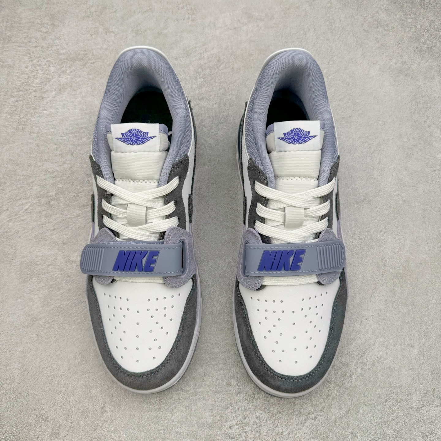 图片[2]-＃KZ神版 Air Jordan Legacy AJ312 Low 低帮复古篮球鞋 灰蓝 CD7069-141 市场最强独一档产物 全套原纸板楦头开发 原厂大底磨具加持立体防滑纹理 原档数据后跟TPU子母扣魔术贴 原装可视Air Sole气垫 原汁原味最完美的312代版型 唯一正确鞋头趴度弧度高度鞋身腰线 进口港宝加持 后跟自然饱满 全鞋荧光划线卡点 追求极致完美 每一双都是工艺品 多重QC质检 超越公司货的品控标准 实实在在的免检产品 鞋身采用了皮革材质打造 横跨鞋面的魔术贴十分吸睛 侧面的Swoosh Logo的一部分被鞋面遮挡了一部分 颇具玩味 魔术贴上标有NK标识 而鞋舌上是Jordan的经典红色飞翼Logo 后跟和鞋底均采用了AJ3的设计 后跟上同样也使用了经典的爆裂纹图案 尺码：36 36.5 37.5 38 38.5 39 40 40.5 41 42 42.5 43 44 44.5 45 46 47.5-选品中心