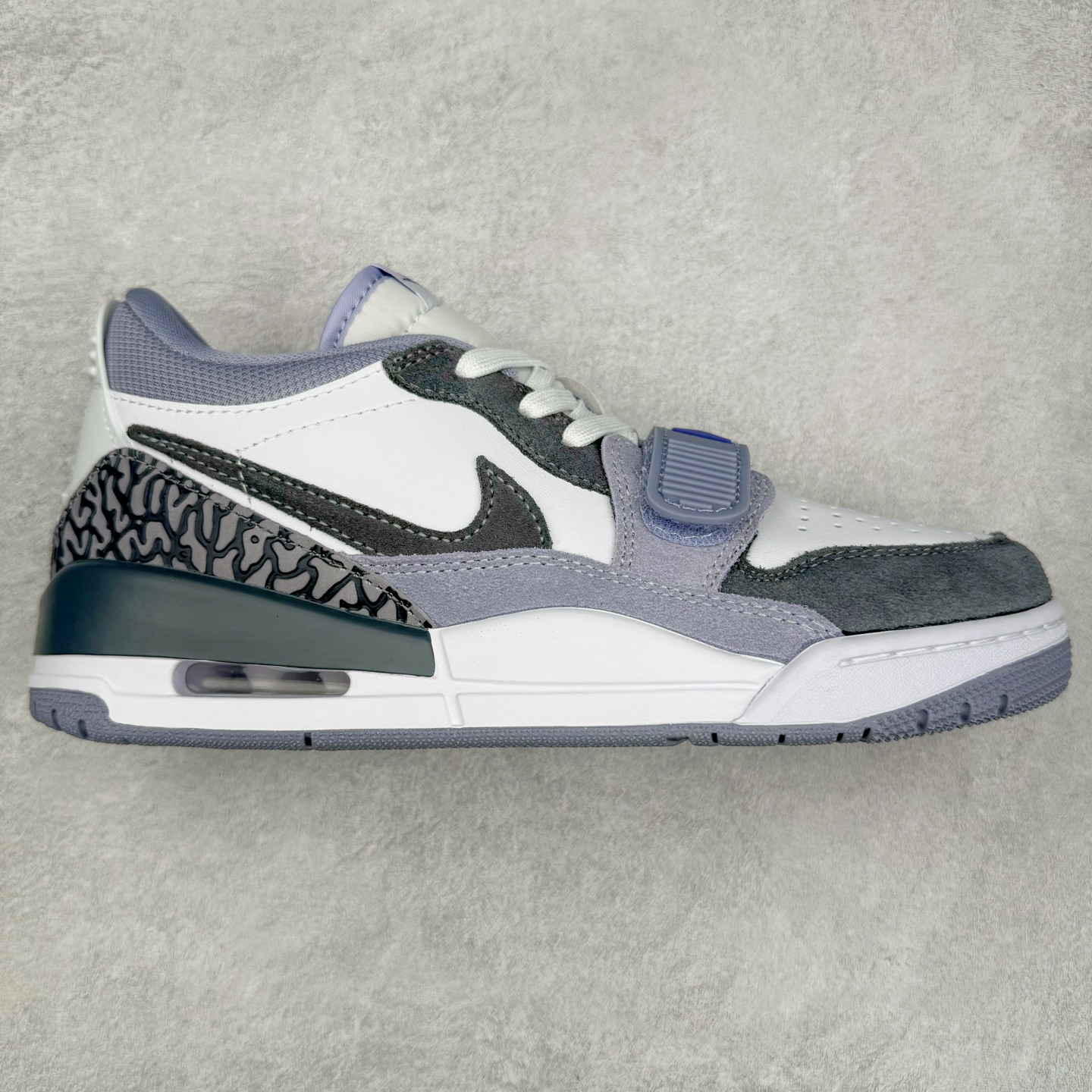 ＃KZ神版 Air Jordan Legacy AJ312 Low 低帮复古篮球鞋 灰蓝 CD7069-141 市场最强独一档产物 全套原纸板楦头开发 原厂大底磨具加持立体防滑纹理 原档数据后跟TPU子母扣魔术贴 原装可视Air Sole气垫 原汁原味最完美的312代版型 唯一正确鞋头趴度弧度高度鞋身腰线 进口港宝加持 后跟自然饱满 全鞋荧光划线卡点 追求极致完美 每一双都是工艺品 多重QC质检 超越公司货的品控标准 实实在在的免检产品 鞋身采用了皮革材质打造 横跨鞋面的魔术贴十分吸睛 侧面的Swoosh Logo的一部分被鞋面遮挡了一部分 颇具玩味 魔术贴上标有NK标识 而鞋舌上是Jordan的经典红色飞翼Logo 后跟和鞋底均采用了AJ3的设计 后跟上同样也使用了经典的爆裂纹图案 尺码：36 36.5 37.5 38 38.5 39 40 40.5 41 42 42.5 43 44 44.5 45 46 47.5-选品中心