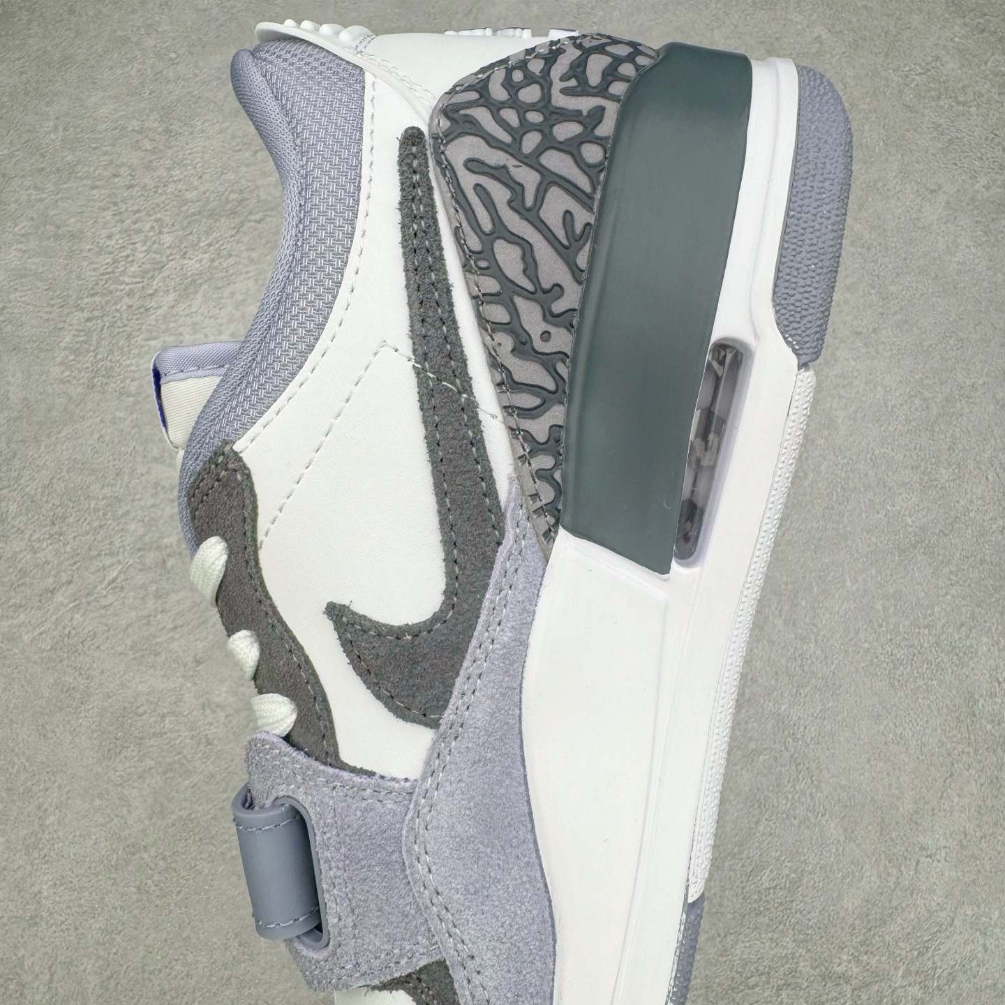 图片[7]-＃KZ神版 Air Jordan Legacy AJ312 Low 低帮复古篮球鞋 灰蓝 CD7069-141 市场最强独一档产物 全套原纸板楦头开发 原厂大底磨具加持立体防滑纹理 原档数据后跟TPU子母扣魔术贴 原装可视Air Sole气垫 原汁原味最完美的312代版型 唯一正确鞋头趴度弧度高度鞋身腰线 进口港宝加持 后跟自然饱满 全鞋荧光划线卡点 追求极致完美 每一双都是工艺品 多重QC质检 超越公司货的品控标准 实实在在的免检产品 鞋身采用了皮革材质打造 横跨鞋面的魔术贴十分吸睛 侧面的Swoosh Logo的一部分被鞋面遮挡了一部分 颇具玩味 魔术贴上标有NK标识 而鞋舌上是Jordan的经典红色飞翼Logo 后跟和鞋底均采用了AJ3的设计 后跟上同样也使用了经典的爆裂纹图案 尺码：36 36.5 37.5 38 38.5 39 40 40.5 41 42 42.5 43 44 44.5 45 46 47.5-选品中心