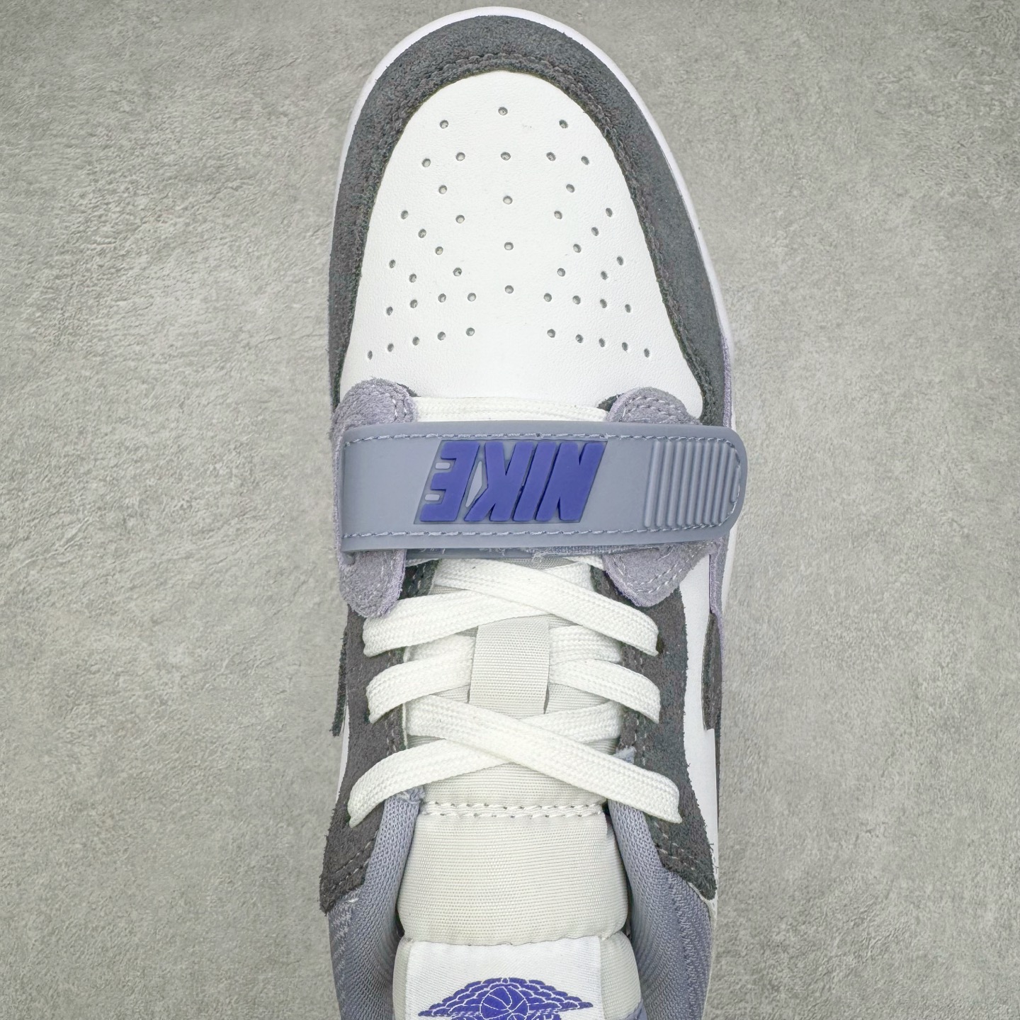 图片[4]-＃KZ神版 Air Jordan Legacy AJ312 Low 低帮复古篮球鞋 灰蓝 CD7069-141 市场最强独一档产物 全套原纸板楦头开发 原厂大底磨具加持立体防滑纹理 原档数据后跟TPU子母扣魔术贴 原装可视Air Sole气垫 原汁原味最完美的312代版型 唯一正确鞋头趴度弧度高度鞋身腰线 进口港宝加持 后跟自然饱满 全鞋荧光划线卡点 追求极致完美 每一双都是工艺品 多重QC质检 超越公司货的品控标准 实实在在的免检产品 鞋身采用了皮革材质打造 横跨鞋面的魔术贴十分吸睛 侧面的Swoosh Logo的一部分被鞋面遮挡了一部分 颇具玩味 魔术贴上标有NK标识 而鞋舌上是Jordan的经典红色飞翼Logo 后跟和鞋底均采用了AJ3的设计 后跟上同样也使用了经典的爆裂纹图案 尺码：36 36.5 37.5 38 38.5 39 40 40.5 41 42 42.5 43 44 44.5 45 46 47.5-选品中心