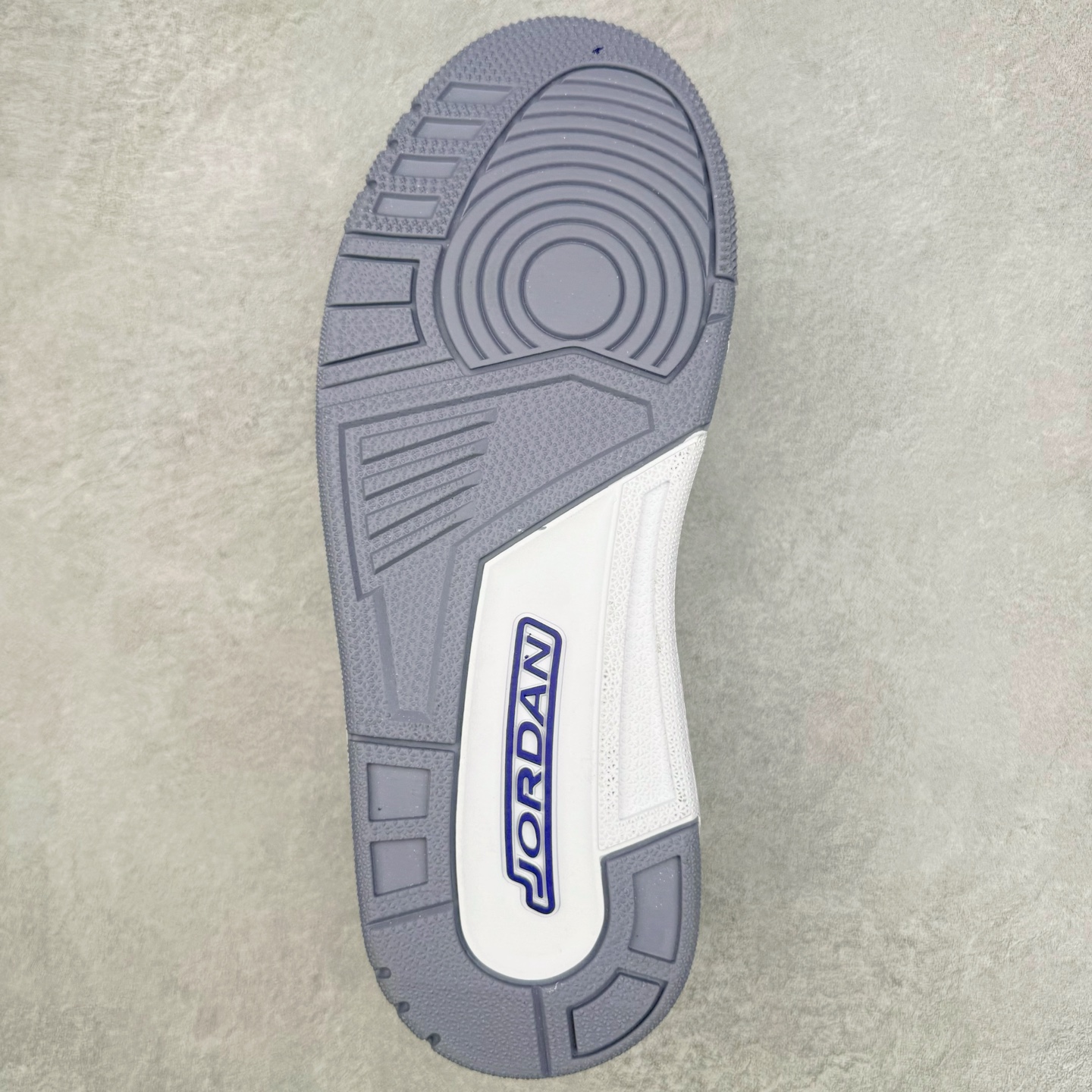 图片[9]-＃KZ神版 Air Jordan Legacy AJ312 Low 低帮复古篮球鞋 灰蓝 CD7069-141 市场最强独一档产物 全套原纸板楦头开发 原厂大底磨具加持立体防滑纹理 原档数据后跟TPU子母扣魔术贴 原装可视Air Sole气垫 原汁原味最完美的312代版型 唯一正确鞋头趴度弧度高度鞋身腰线 进口港宝加持 后跟自然饱满 全鞋荧光划线卡点 追求极致完美 每一双都是工艺品 多重QC质检 超越公司货的品控标准 实实在在的免检产品 鞋身采用了皮革材质打造 横跨鞋面的魔术贴十分吸睛 侧面的Swoosh Logo的一部分被鞋面遮挡了一部分 颇具玩味 魔术贴上标有NK标识 而鞋舌上是Jordan的经典红色飞翼Logo 后跟和鞋底均采用了AJ3的设计 后跟上同样也使用了经典的爆裂纹图案 尺码：36 36.5 37.5 38 38.5 39 40 40.5 41 42 42.5 43 44 44.5 45 46 47.5-选品中心