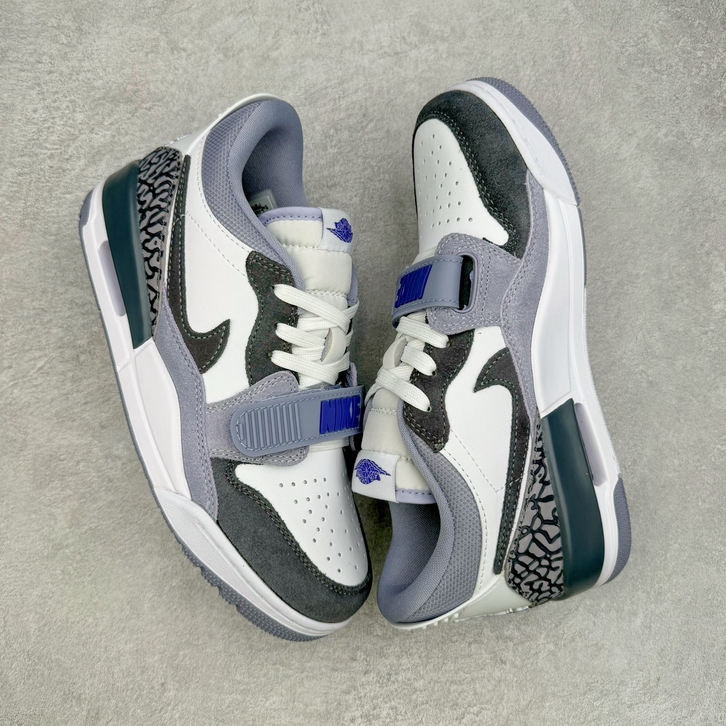 图片[3]-＃KZ神版 Air Jordan Legacy AJ312 Low 低帮复古篮球鞋 灰蓝 CD7069-141 市场最强独一档产物 全套原纸板楦头开发 原厂大底磨具加持立体防滑纹理 原档数据后跟TPU子母扣魔术贴 原装可视Air Sole气垫 原汁原味最完美的312代版型 唯一正确鞋头趴度弧度高度鞋身腰线 进口港宝加持 后跟自然饱满 全鞋荧光划线卡点 追求极致完美 每一双都是工艺品 多重QC质检 超越公司货的品控标准 实实在在的免检产品 鞋身采用了皮革材质打造 横跨鞋面的魔术贴十分吸睛 侧面的Swoosh Logo的一部分被鞋面遮挡了一部分 颇具玩味 魔术贴上标有NK标识 而鞋舌上是Jordan的经典红色飞翼Logo 后跟和鞋底均采用了AJ3的设计 后跟上同样也使用了经典的爆裂纹图案 尺码：36 36.5 37.5 38 38.5 39 40 40.5 41 42 42.5 43 44 44.5 45 46 47.5-选品中心