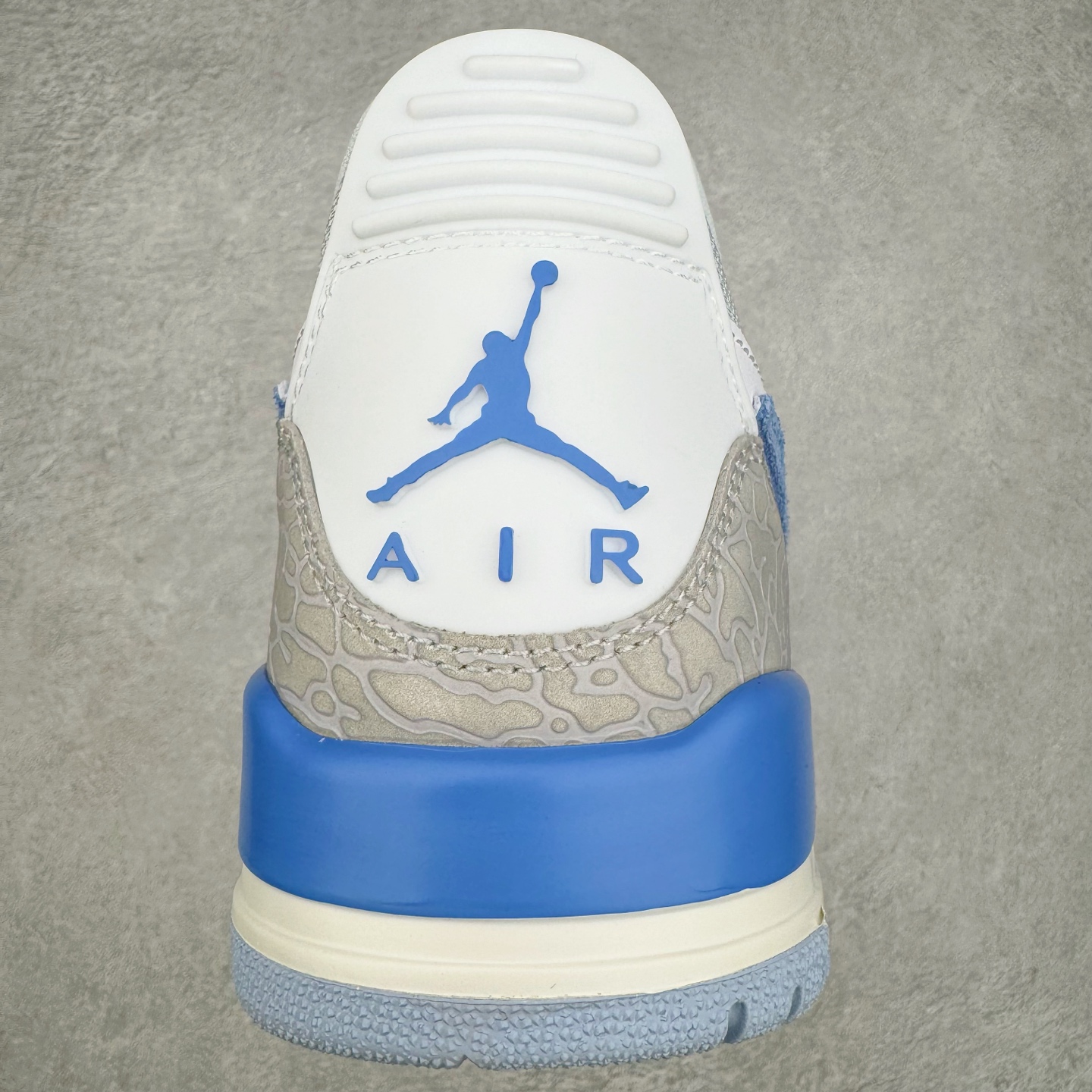 图片[8]-＃KZ神版 Air Jordan Legacy AJ312 Low 低帮复古篮球鞋 灰蓝 CD7069-141 市场最强独一档产物 全套原纸板楦头开发 原厂大底磨具加持立体防滑纹理 原档数据后跟TPU子母扣魔术贴 原装可视Air Sole气垫 原汁原味最完美的312代版型 唯一正确鞋头趴度弧度高度鞋身腰线 进口港宝加持 后跟自然饱满 全鞋荧光划线卡点 追求极致完美 每一双都是工艺品 多重QC质检 超越公司货的品控标准 实实在在的免检产品 鞋身采用了皮革材质打造 横跨鞋面的魔术贴十分吸睛 侧面的Swoosh Logo的一部分被鞋面遮挡了一部分 颇具玩味 魔术贴上标有NK标识 而鞋舌上是Jordan的经典红色飞翼Logo 后跟和鞋底均采用了AJ3的设计 后跟上同样也使用了经典的爆裂纹图案 尺码：36 36.5 37.5 38 38.5 39 40 40.5 41 42 42.5 43 44 44.5 45 46 47.5-选品中心