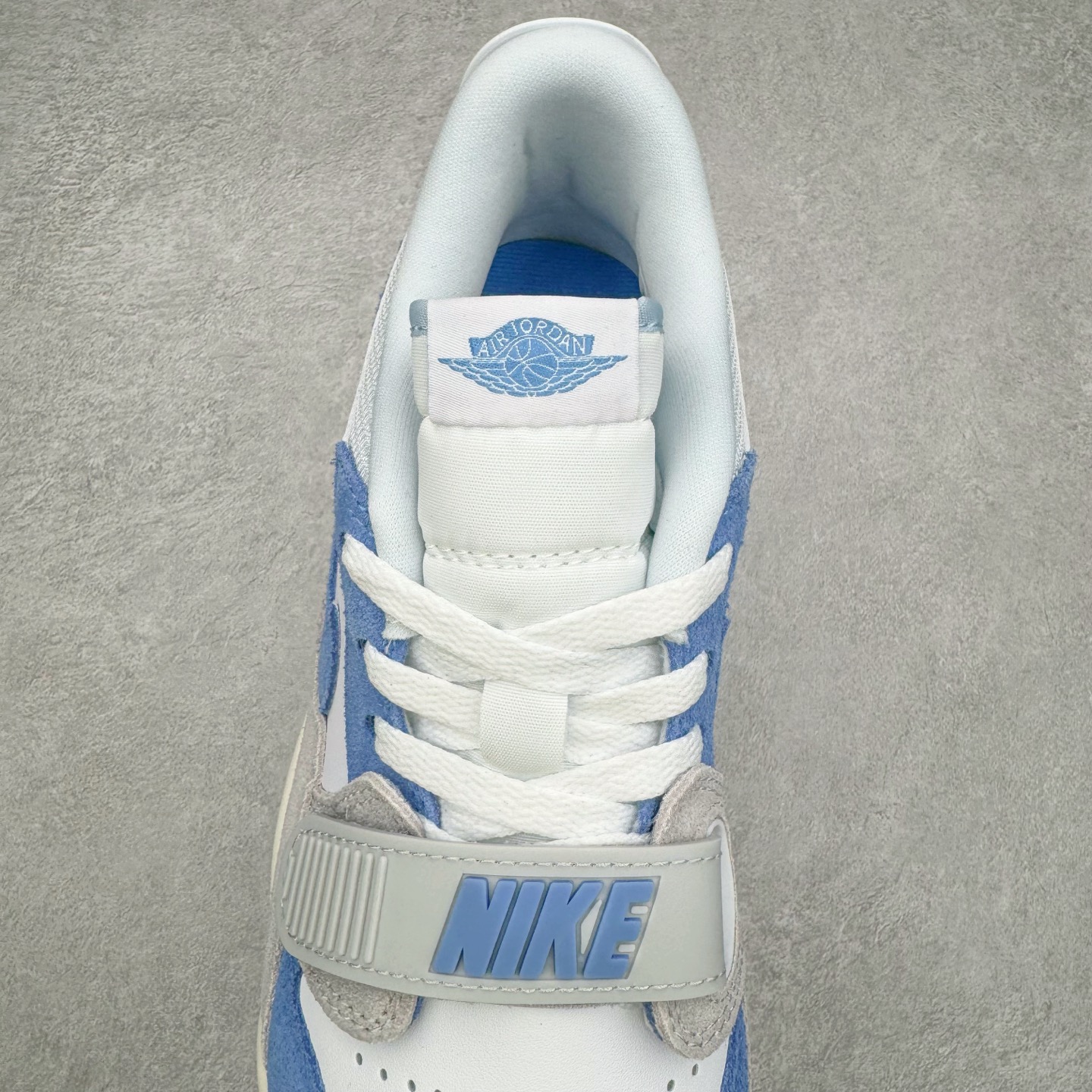 图片[5]-＃KZ神版 Air Jordan Legacy AJ312 Low 低帮复古篮球鞋 灰蓝 CD7069-141 市场最强独一档产物 全套原纸板楦头开发 原厂大底磨具加持立体防滑纹理 原档数据后跟TPU子母扣魔术贴 原装可视Air Sole气垫 原汁原味最完美的312代版型 唯一正确鞋头趴度弧度高度鞋身腰线 进口港宝加持 后跟自然饱满 全鞋荧光划线卡点 追求极致完美 每一双都是工艺品 多重QC质检 超越公司货的品控标准 实实在在的免检产品 鞋身采用了皮革材质打造 横跨鞋面的魔术贴十分吸睛 侧面的Swoosh Logo的一部分被鞋面遮挡了一部分 颇具玩味 魔术贴上标有NK标识 而鞋舌上是Jordan的经典红色飞翼Logo 后跟和鞋底均采用了AJ3的设计 后跟上同样也使用了经典的爆裂纹图案 尺码：36 36.5 37.5 38 38.5 39 40 40.5 41 42 42.5 43 44 44.5 45 46 47.5-选品中心