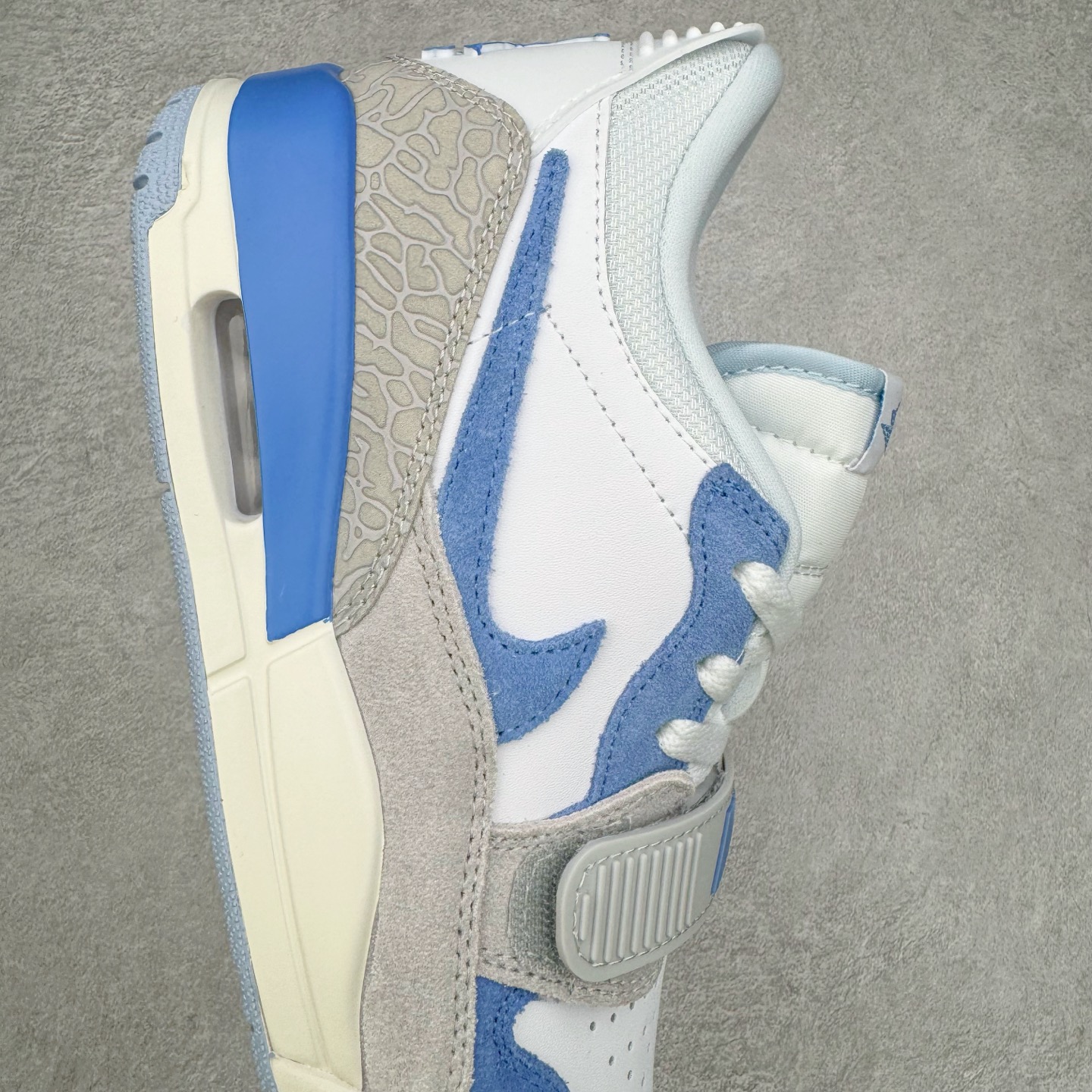 图片[6]-＃KZ神版 Air Jordan Legacy AJ312 Low 低帮复古篮球鞋 灰蓝 CD7069-141 市场最强独一档产物 全套原纸板楦头开发 原厂大底磨具加持立体防滑纹理 原档数据后跟TPU子母扣魔术贴 原装可视Air Sole气垫 原汁原味最完美的312代版型 唯一正确鞋头趴度弧度高度鞋身腰线 进口港宝加持 后跟自然饱满 全鞋荧光划线卡点 追求极致完美 每一双都是工艺品 多重QC质检 超越公司货的品控标准 实实在在的免检产品 鞋身采用了皮革材质打造 横跨鞋面的魔术贴十分吸睛 侧面的Swoosh Logo的一部分被鞋面遮挡了一部分 颇具玩味 魔术贴上标有NK标识 而鞋舌上是Jordan的经典红色飞翼Logo 后跟和鞋底均采用了AJ3的设计 后跟上同样也使用了经典的爆裂纹图案 尺码：36 36.5 37.5 38 38.5 39 40 40.5 41 42 42.5 43 44 44.5 45 46 47.5-选品中心