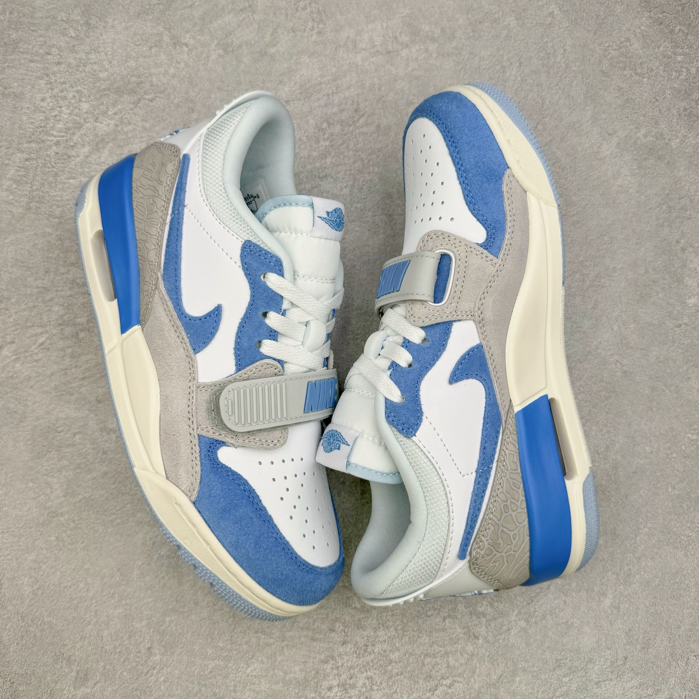 图片[3]-＃KZ神版 Air Jordan Legacy AJ312 Low 低帮复古篮球鞋 灰蓝 CD7069-141 市场最强独一档产物 全套原纸板楦头开发 原厂大底磨具加持立体防滑纹理 原档数据后跟TPU子母扣魔术贴 原装可视Air Sole气垫 原汁原味最完美的312代版型 唯一正确鞋头趴度弧度高度鞋身腰线 进口港宝加持 后跟自然饱满 全鞋荧光划线卡点 追求极致完美 每一双都是工艺品 多重QC质检 超越公司货的品控标准 实实在在的免检产品 鞋身采用了皮革材质打造 横跨鞋面的魔术贴十分吸睛 侧面的Swoosh Logo的一部分被鞋面遮挡了一部分 颇具玩味 魔术贴上标有NK标识 而鞋舌上是Jordan的经典红色飞翼Logo 后跟和鞋底均采用了AJ3的设计 后跟上同样也使用了经典的爆裂纹图案 尺码：36 36.5 37.5 38 38.5 39 40 40.5 41 42 42.5 43 44 44.5 45 46 47.5-选品中心