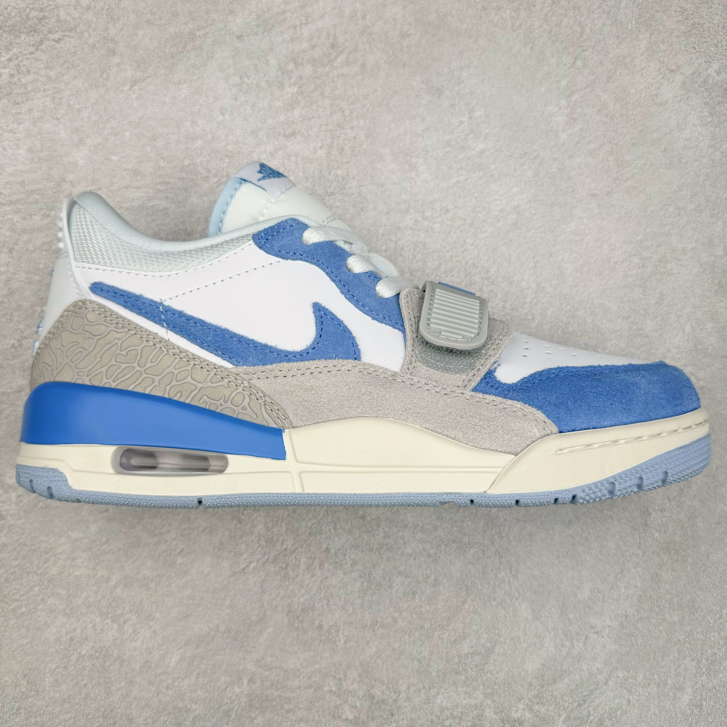 ＃KZ神版 Air Jordan Legacy AJ312 Low 低帮复古篮球鞋 灰蓝 CD7069-141 市场最强独一档产物 全套原纸板楦头开发 原厂大底磨具加持立体防滑纹理 原档数据后跟TPU子母扣魔术贴 原装可视Air Sole气垫 原汁原味最完美的312代版型 唯一正确鞋头趴度弧度高度鞋身腰线 进口港宝加持 后跟自然饱满 全鞋荧光划线卡点 追求极致完美 每一双都是工艺品 多重QC质检 超越公司货的品控标准 实实在在的免检产品 鞋身采用了皮革材质打造 横跨鞋面的魔术贴十分吸睛 侧面的Swoosh Logo的一部分被鞋面遮挡了一部分 颇具玩味 魔术贴上标有NK标识 而鞋舌上是Jordan的经典红色飞翼Logo 后跟和鞋底均采用了AJ3的设计 后跟上同样也使用了经典的爆裂纹图案 尺码：36 36.5 37.5 38 38.5 39 40 40.5 41 42 42.5 43 44 44.5 45 46 47.5-选品中心