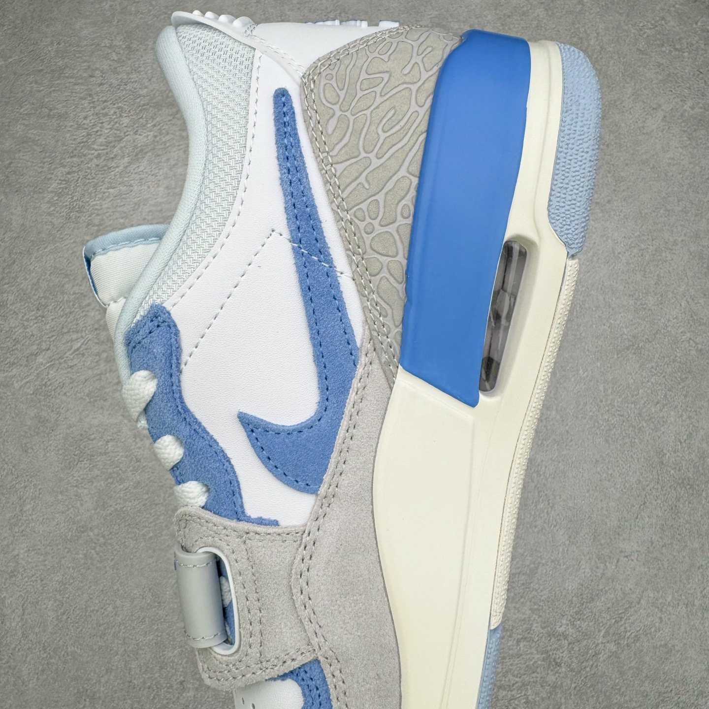 图片[7]-＃KZ神版 Air Jordan Legacy AJ312 Low 低帮复古篮球鞋 灰蓝 CD7069-141 市场最强独一档产物 全套原纸板楦头开发 原厂大底磨具加持立体防滑纹理 原档数据后跟TPU子母扣魔术贴 原装可视Air Sole气垫 原汁原味最完美的312代版型 唯一正确鞋头趴度弧度高度鞋身腰线 进口港宝加持 后跟自然饱满 全鞋荧光划线卡点 追求极致完美 每一双都是工艺品 多重QC质检 超越公司货的品控标准 实实在在的免检产品 鞋身采用了皮革材质打造 横跨鞋面的魔术贴十分吸睛 侧面的Swoosh Logo的一部分被鞋面遮挡了一部分 颇具玩味 魔术贴上标有NK标识 而鞋舌上是Jordan的经典红色飞翼Logo 后跟和鞋底均采用了AJ3的设计 后跟上同样也使用了经典的爆裂纹图案 尺码：36 36.5 37.5 38 38.5 39 40 40.5 41 42 42.5 43 44 44.5 45 46 47.5-选品中心