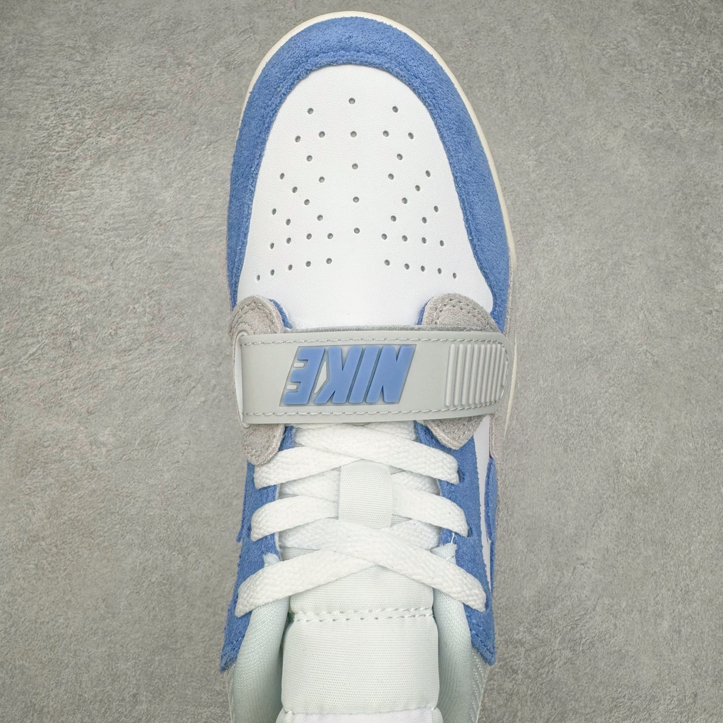 图片[4]-＃KZ神版 Air Jordan Legacy AJ312 Low 低帮复古篮球鞋 灰蓝 CD7069-141 市场最强独一档产物 全套原纸板楦头开发 原厂大底磨具加持立体防滑纹理 原档数据后跟TPU子母扣魔术贴 原装可视Air Sole气垫 原汁原味最完美的312代版型 唯一正确鞋头趴度弧度高度鞋身腰线 进口港宝加持 后跟自然饱满 全鞋荧光划线卡点 追求极致完美 每一双都是工艺品 多重QC质检 超越公司货的品控标准 实实在在的免检产品 鞋身采用了皮革材质打造 横跨鞋面的魔术贴十分吸睛 侧面的Swoosh Logo的一部分被鞋面遮挡了一部分 颇具玩味 魔术贴上标有NK标识 而鞋舌上是Jordan的经典红色飞翼Logo 后跟和鞋底均采用了AJ3的设计 后跟上同样也使用了经典的爆裂纹图案 尺码：36 36.5 37.5 38 38.5 39 40 40.5 41 42 42.5 43 44 44.5 45 46 47.5-选品中心