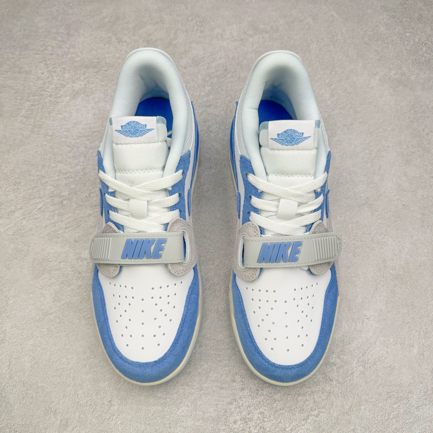 图片[2]-＃KZ神版 Air Jordan Legacy AJ312 Low 低帮复古篮球鞋 灰蓝 CD7069-141 市场最强独一档产物 全套原纸板楦头开发 原厂大底磨具加持立体防滑纹理 原档数据后跟TPU子母扣魔术贴 原装可视Air Sole气垫 原汁原味最完美的312代版型 唯一正确鞋头趴度弧度高度鞋身腰线 进口港宝加持 后跟自然饱满 全鞋荧光划线卡点 追求极致完美 每一双都是工艺品 多重QC质检 超越公司货的品控标准 实实在在的免检产品 鞋身采用了皮革材质打造 横跨鞋面的魔术贴十分吸睛 侧面的Swoosh Logo的一部分被鞋面遮挡了一部分 颇具玩味 魔术贴上标有NK标识 而鞋舌上是Jordan的经典红色飞翼Logo 后跟和鞋底均采用了AJ3的设计 后跟上同样也使用了经典的爆裂纹图案 尺码：36 36.5 37.5 38 38.5 39 40 40.5 41 42 42.5 43 44 44.5 45 46 47.5-选品中心