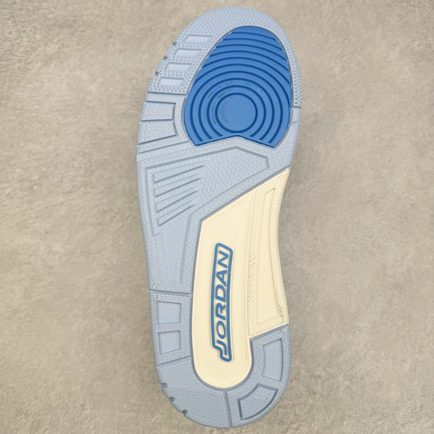 图片[9]-＃KZ神版 Air Jordan Legacy AJ312 Low 低帮复古篮球鞋 灰蓝 CD7069-141 市场最强独一档产物 全套原纸板楦头开发 原厂大底磨具加持立体防滑纹理 原档数据后跟TPU子母扣魔术贴 原装可视Air Sole气垫 原汁原味最完美的312代版型 唯一正确鞋头趴度弧度高度鞋身腰线 进口港宝加持 后跟自然饱满 全鞋荧光划线卡点 追求极致完美 每一双都是工艺品 多重QC质检 超越公司货的品控标准 实实在在的免检产品 鞋身采用了皮革材质打造 横跨鞋面的魔术贴十分吸睛 侧面的Swoosh Logo的一部分被鞋面遮挡了一部分 颇具玩味 魔术贴上标有NK标识 而鞋舌上是Jordan的经典红色飞翼Logo 后跟和鞋底均采用了AJ3的设计 后跟上同样也使用了经典的爆裂纹图案 尺码：36 36.5 37.5 38 38.5 39 40 40.5 41 42 42.5 43 44 44.5 45 46 47.5-选品中心