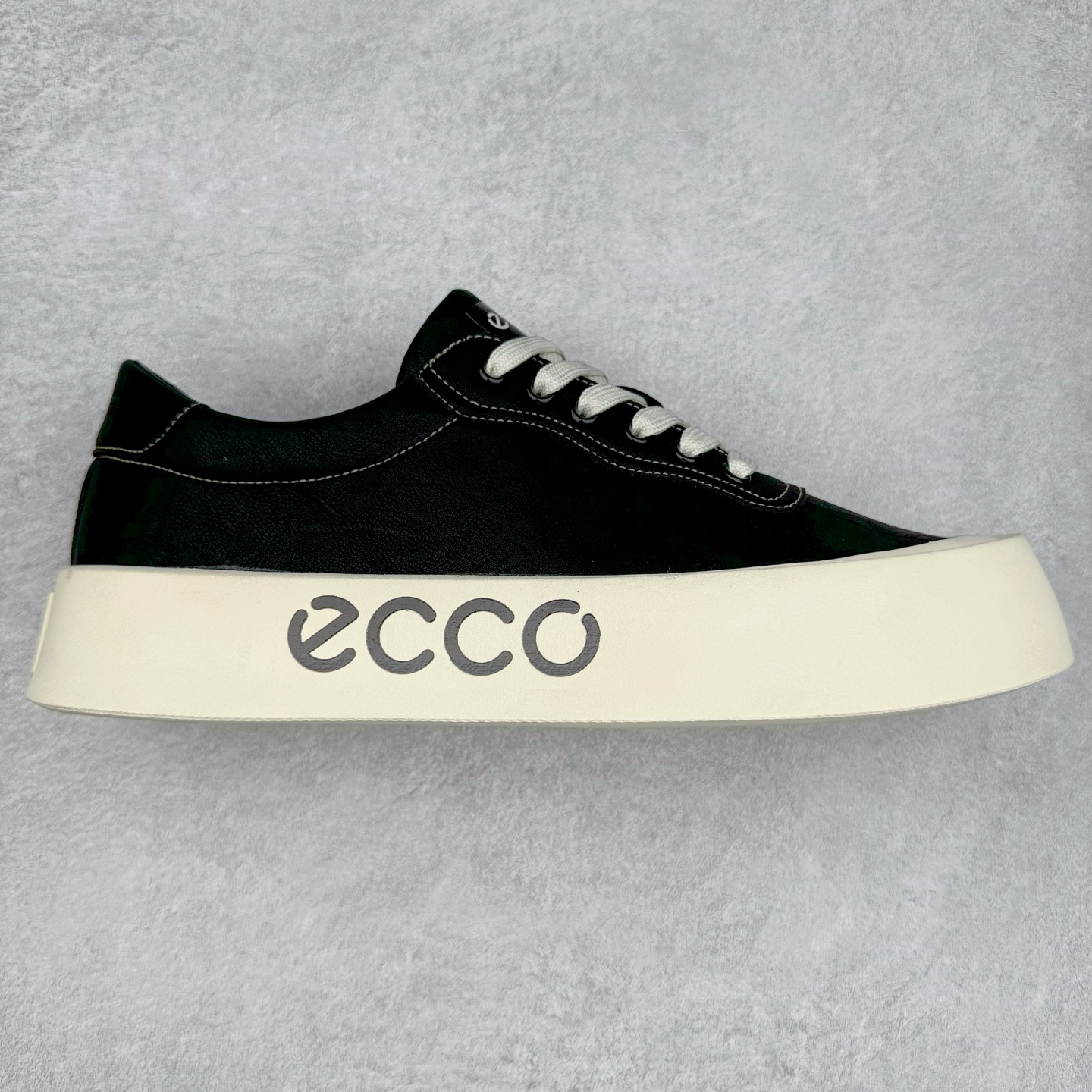 Ecco爱步男鞋新款运动鞋 跑鞋厚底增高老爹鞋 驱动系列全新款式 拼色拼接鞋面 时尚有型 牛皮与纺织品拼接 脚感舒适 出街有型 贴心套脚系带设计 舒适包裹双足 柔软细腻，亲肤透气 以摩托车粗犷胎纹为灵感 PU大底提供牵引性和支撑性 耐磨防滑提升稳定性 轻盈鞋底 舒适耐穿 户外出行 肆意洒脱 尺码：38 39 40 41 42 43 44（皮鞋码）-选品中心