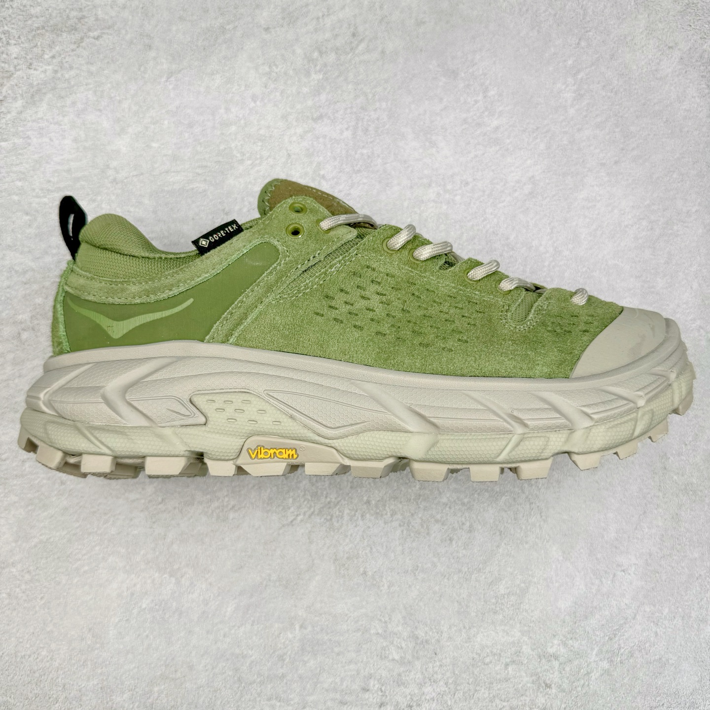 HOKA ONE ONE Tor Ultra Low Gore-Tex 托亚系列增强版低帮厚底轻量坦克户外登山运动鞋 HOKA ONE ONE 在去年异军突起，成为街头时尚圈中的新宠儿，品牌与时尚品牌 Engineered Garments 合作打造的联名 Tor Ultra Low 鞋款，更是设计与话题兼备的重磅之作，而本月 Hoka One One 又为这双超人气之作释出深蓝色、军绿色与黑色三款普通版配色。设计上依旧采用了具备透气性能的 eVent 物料制做鞋身，更搭配 Vibram 大底保留户外血脉，即使少了 Engineered Garments 的联名加持依旧十分出彩。尺码：36 36.5 37.5 38 38.5 39 40 40.5 41 42 42.5 43 44 44.5 45-选品中心