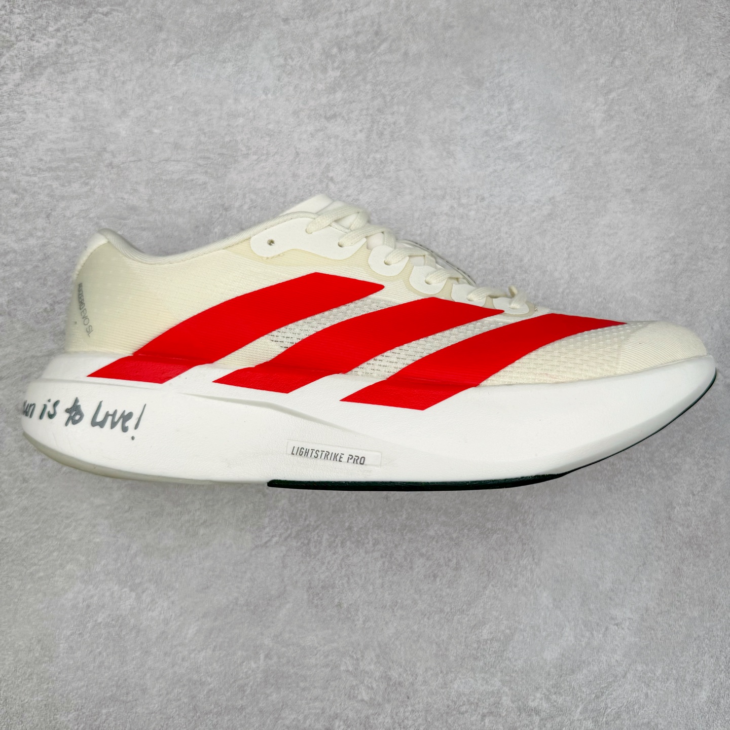 AD Adizero Eva SL M 零度进化版系列低帮轻便透气竞速休闲运动慢跑鞋 JS1183 相信大家对去年 adidas 横空出世的「顶级超跑」adiZero Adios Pro EVO 1 记忆犹新！不仅登顶阿迪史上最轻跑鞋宝座，更在接下来的全球马拉松赛事中，持续书写着惊人成绩，被网友戏称新一代「阿迪神鞋」全网刷屏！极简设计语言与强烈速度感和存在感的鞋侧三线，让人过目不忘，特别种草！其中定位于中长跑训练的 adidas Adizero Evo SL，整体外观造型与 adiZero Adios Pro EVO 1 非常相似。中底配置方面搭载全掌 Lightstrike Pro，鞋面采用透气网面示人，契合日常训练鞋的定位，更加耐用。外底给到了马牌橡胶，及类似上代竞速旗舰 adidas Adizero Adios Pro 3 区域分布。整体看下来无论是外观的鲜明辨识度，还是配置的扎实程度都很顶。尺码：36 36⅔ 37⅓ 38 38⅔ 39⅓ 40 40⅔ 41⅓ 42 42⅔ 43⅓ 44 45-选品中心