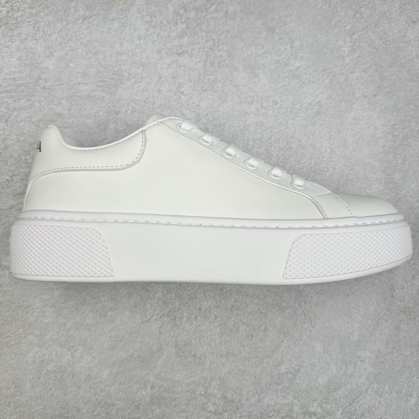 意大利高奢品牌·PRADA普拉达情侣款运动板鞋百搭休闲小白鞋系列 广东大厂品质 25ss春季新款 专柜同步 Prada Cloudbust Thunder运动鞋设计以雕塑感设计重新演绎PRADA独具时尚个性风格。大气个性更潮更抢眼更追求档次，它将颠覆旧念，与您共度时尚潮人必备! 面料采用原版进口小牛皮 牛皮内里垫脚 橡胶发泡大底 轻便防滑耐磨 脚感舒适 款式耐看做工精细 配以简洁利落的鞋楦 经典设计 步履间散发迷人韵味 展现独特风采。 尺码：35-44（皮鞋码）-选品中心