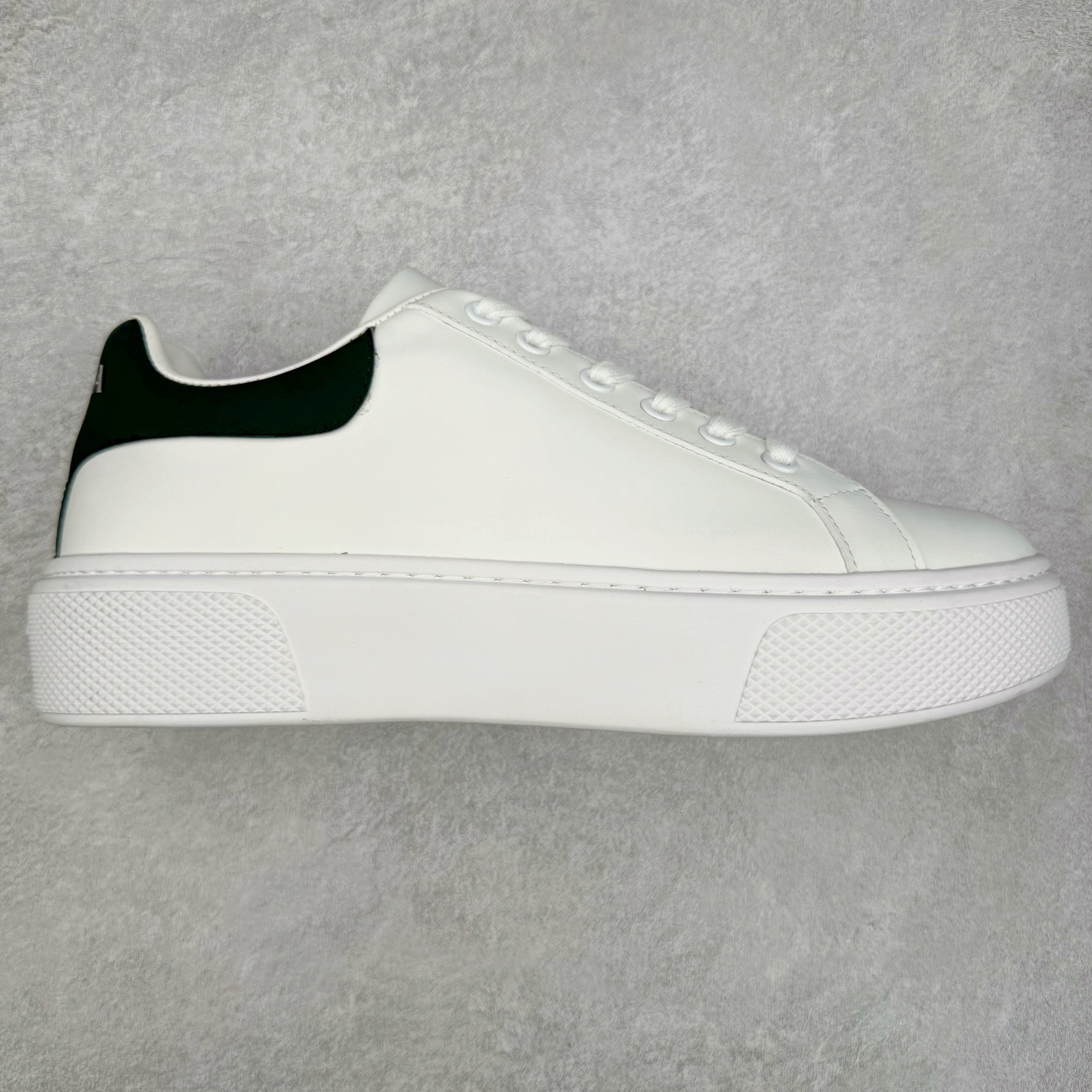 意大利高奢品牌·PRADA普拉达情侣款运动板鞋百搭休闲小白鞋系列 广东大厂品质 25ss春季新款 专柜同步 Prada Cloudbust Thunder运动鞋设计以雕塑感设计重新演绎PRADA独具时尚个性风格。大气个性更潮更抢眼更追求档次，它将颠覆旧念，与您共度时尚潮人必备! 面料采用原版进口小牛皮 牛皮内里垫脚 橡胶发泡大底 轻便防滑耐磨 脚感舒适 款式耐看做工精细 配以简洁利落的鞋楦 经典设计 步履间散发迷人韵味 展现独特风采。 尺码：35-44（皮鞋码）-选品中心