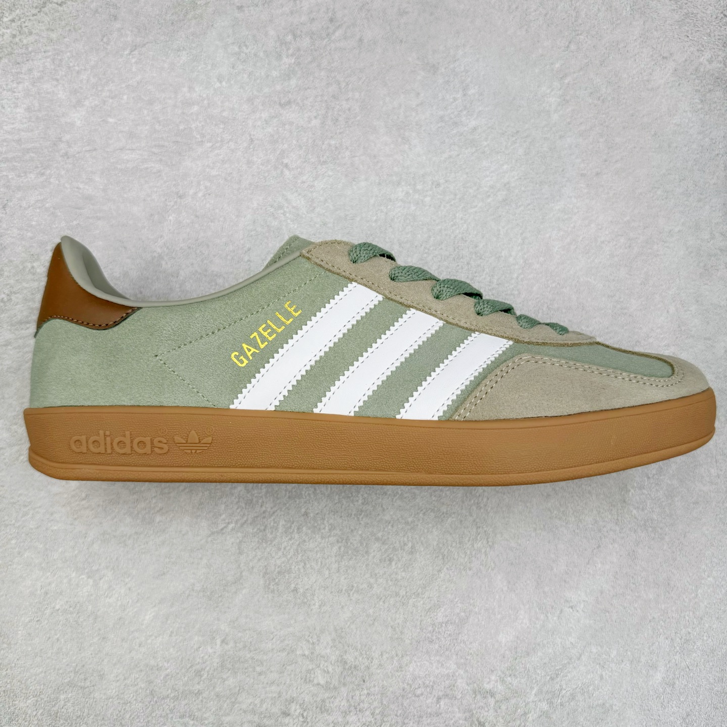 AD Gazelle Indoor Trainers 羚羊内训系列低帮复古百搭休闲运动德训风板鞋 JI3526 90年代经典的复刻版！自60年代以足球训练鞋面世以来,Gazelle就以其经典设计席卷全球。1991年版本的复刻,再造经典Gazelle。采用皮革打造,搭配浊色细节,让这款经典更加简约。尺码：36 36⅔ 37⅓ 38 38⅔ 39⅓ 40 40⅔ 41⅓ 42 42⅔ 43⅓ 44⅓ 44⅔ 45-选品中心