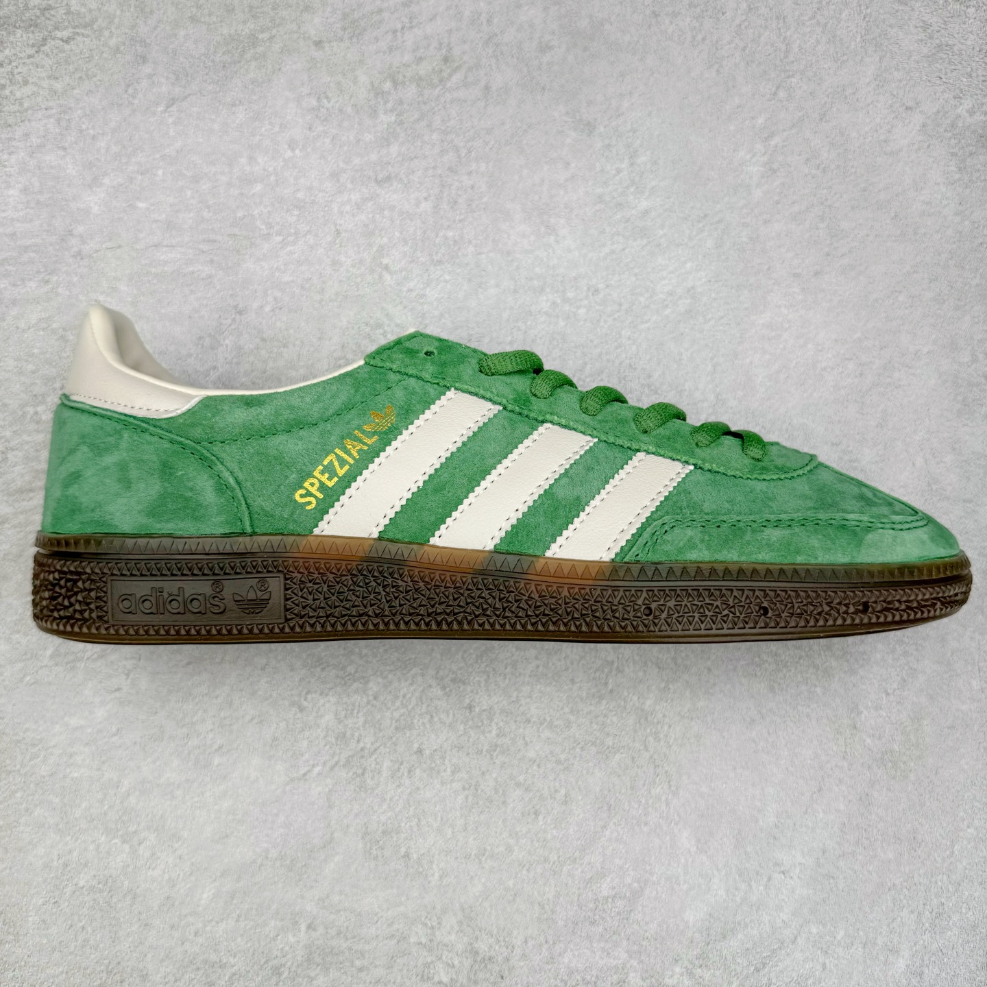 AD Originals Handball SPZL 手球运动员系列百搭休闲运动板鞋 IG6192 这款来自阿迪达斯的这款HANDBALL SPZL前身是一双手球运动鞋，这一次拿来复刻，所以鞋面的主要色彩选用了黑色， 鞋面外侧除了Spezial字母之外还有三叶草标志。Handball SPZL作为复古手球训练鞋与作为室内足球鞋的Samba有着异曲同工之处，但是质感更为出众的鞋身以及丰富的配色选择比起Samba来讲可以说是更胜一筹了！尺码：36 36⅔ 37⅓ 38 38⅔ 39⅓ 40 40⅔ 41⅓ 42 42⅔ 43⅓ 44 45-选品中心