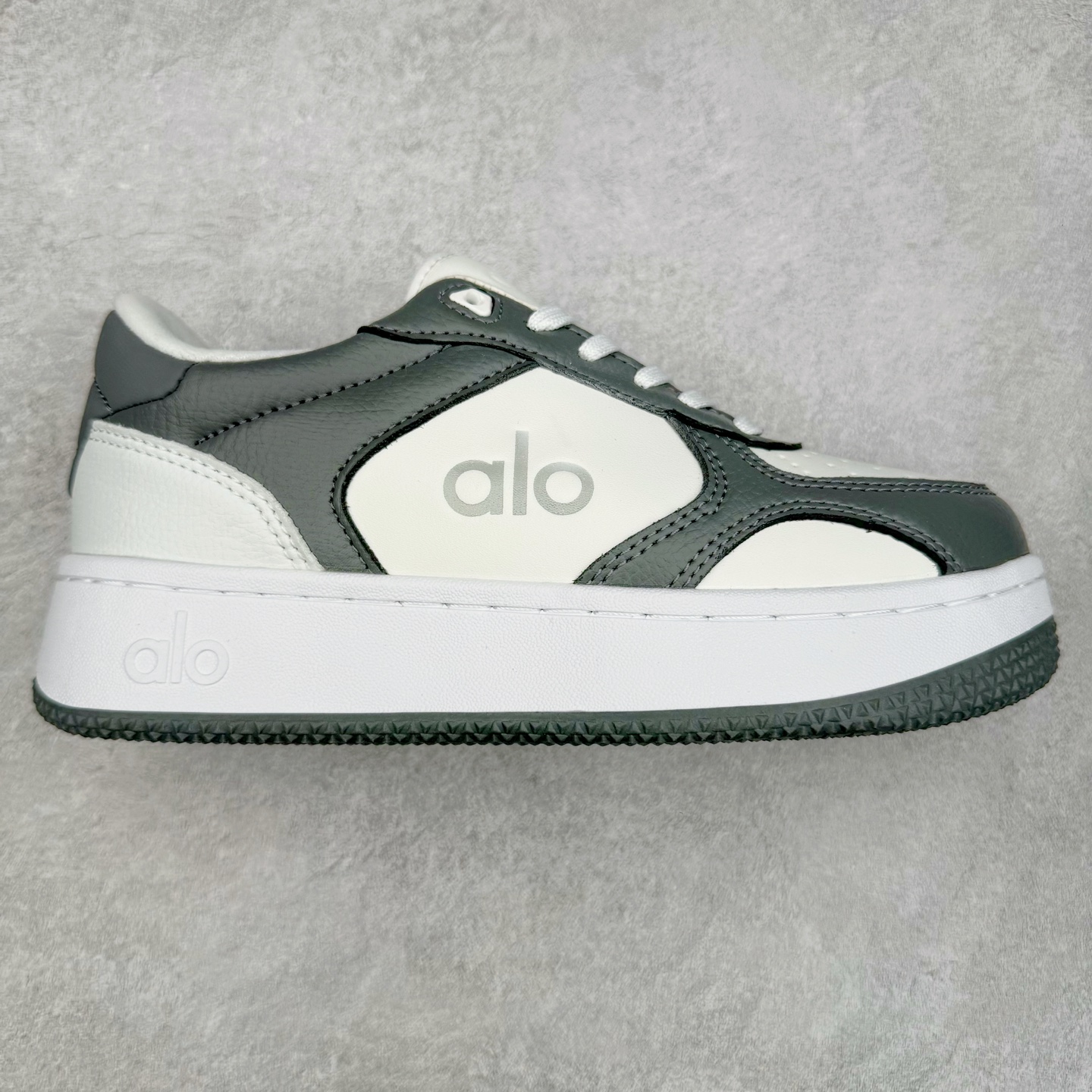 Alo yoga 易梦玲 Jisoo智秀 等多位明星同款上脚 主打各大平台外贸主推大厂采购原材料多处细节一步到位 生产细节 没得说 一款随意搭配的都好看的鞋子aIo采用增高4cm 主打熊猫色 春夏秋冬四季款 舒适简约板鞋 TPU防滑耐磨鞋底 #alo #alo女孩 #AIo #健身穿搭 #鞋子推荐 #板鞋 尺码：35 36 37 38 39 40-选品中心