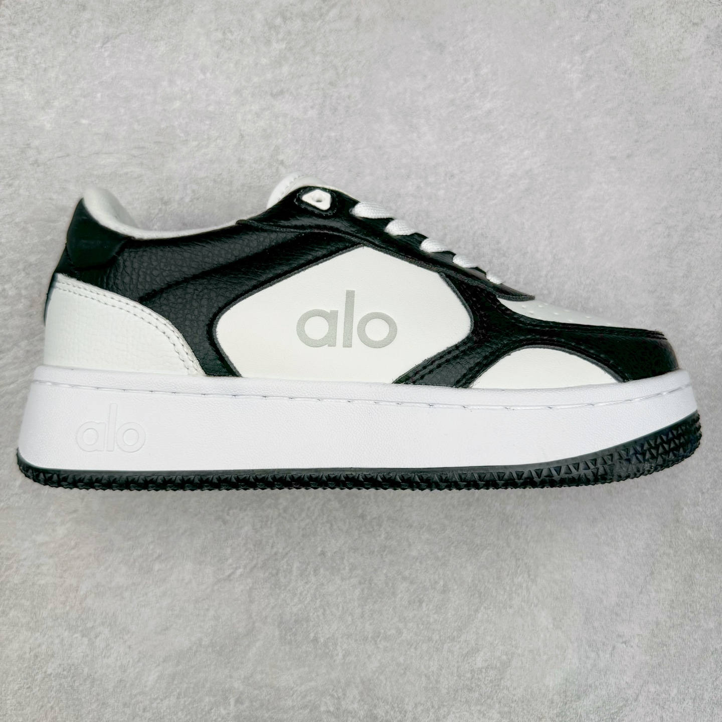 Alo yoga 易梦玲 Jisoo智秀 等多位明星同款上脚 主打各大平台外贸主推大厂采购原材料多处细节一步到位 生产细节 没得说 一款随意搭配的都好看的鞋子aIo采用增高4cm 主打熊猫色 春夏秋冬四季款 舒适简约板鞋 TPU防滑耐磨鞋底 #alo #alo女孩 #AIo #健身穿搭 #鞋子推荐 #板鞋 尺码:35 36 37 38 39 40-选品中心