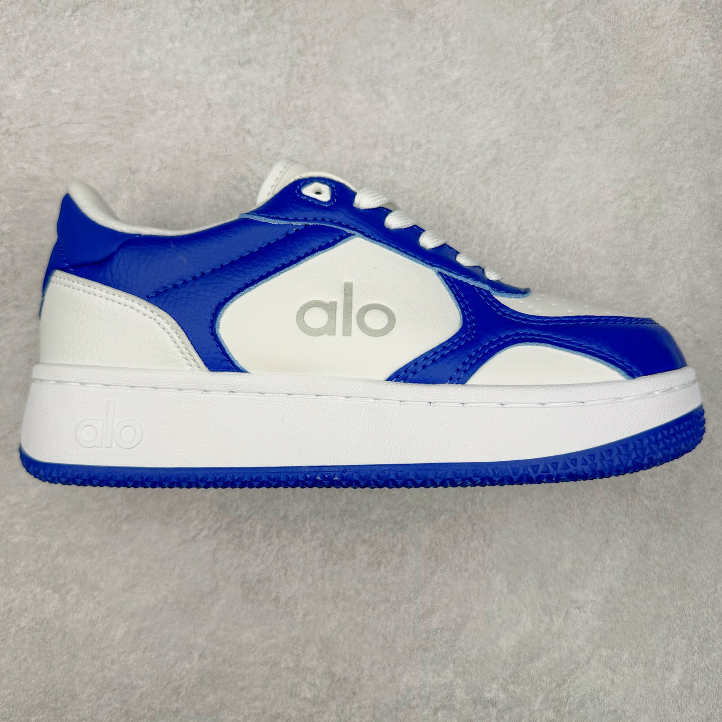 Alo yoga 易梦玲 Jisoo智秀 等多位明星同款上脚 主打各大平台外贸主推大厂采购原材料多处细节一步到位 生产细节 没得说 一款随意搭配的都好看的鞋子aIo采用增高4cm 主打熊猫色 春夏秋冬四季款 舒适简约板鞋 TPU防滑耐磨鞋底 #alo #alo女孩 #AIo #健身穿搭 #鞋子推荐 #板鞋 尺码:35 36 37 38 39 40-选品中心