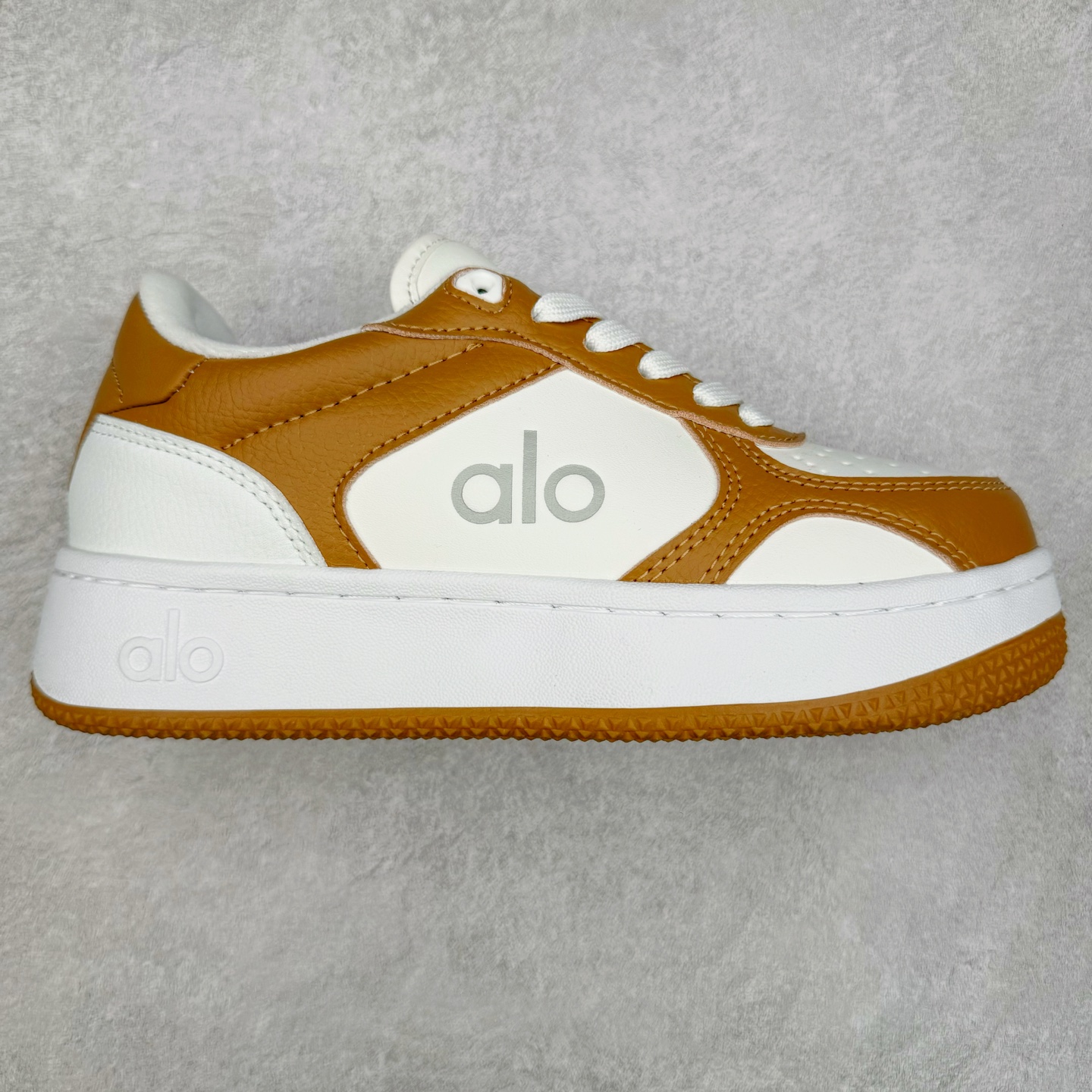 Alo yoga 易梦玲 Jisoo智秀 等多位明星同款上脚 主打各大平台外贸主推大厂采购原材料多处细节一步到位 生产细节 没得说 一款随意搭配的都好看的鞋子aIo采用增高4cm 主打熊猫色 春夏秋冬四季款 舒适简约板鞋 TPU防滑耐磨鞋底 #alo #alo女孩 #AIo #健身穿搭 #鞋子推荐 #板鞋 尺码:35 36 37 38 39 40-选品中心