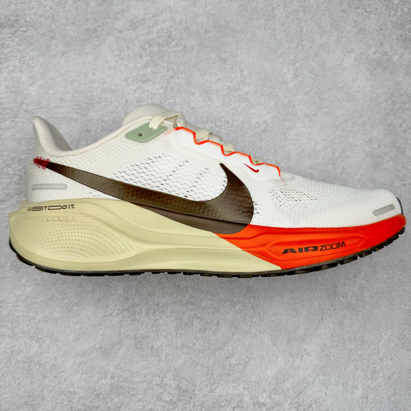 ＃特价福利 NK Zoom Pegasus 飞马41代马拉松系列网面透气缓震疾速跑鞋 拥有 Zoom Air 一如既往的稳定感和流畅感 鞋面采用工程网眼设计 为特定高热区域营造出色透气性 进一步增加鞋面的穿孔数量 让足部能够快速散热 中足搭配 Flywire 飞线 在高速运动时营造舒适稳定的贴合感 内置Zoon气垫加持 动力十足 尺码：36 36.5 37.5 38 38.5 39 40 40.5 41 42 42.5 43 44 44.5 45-选品中心