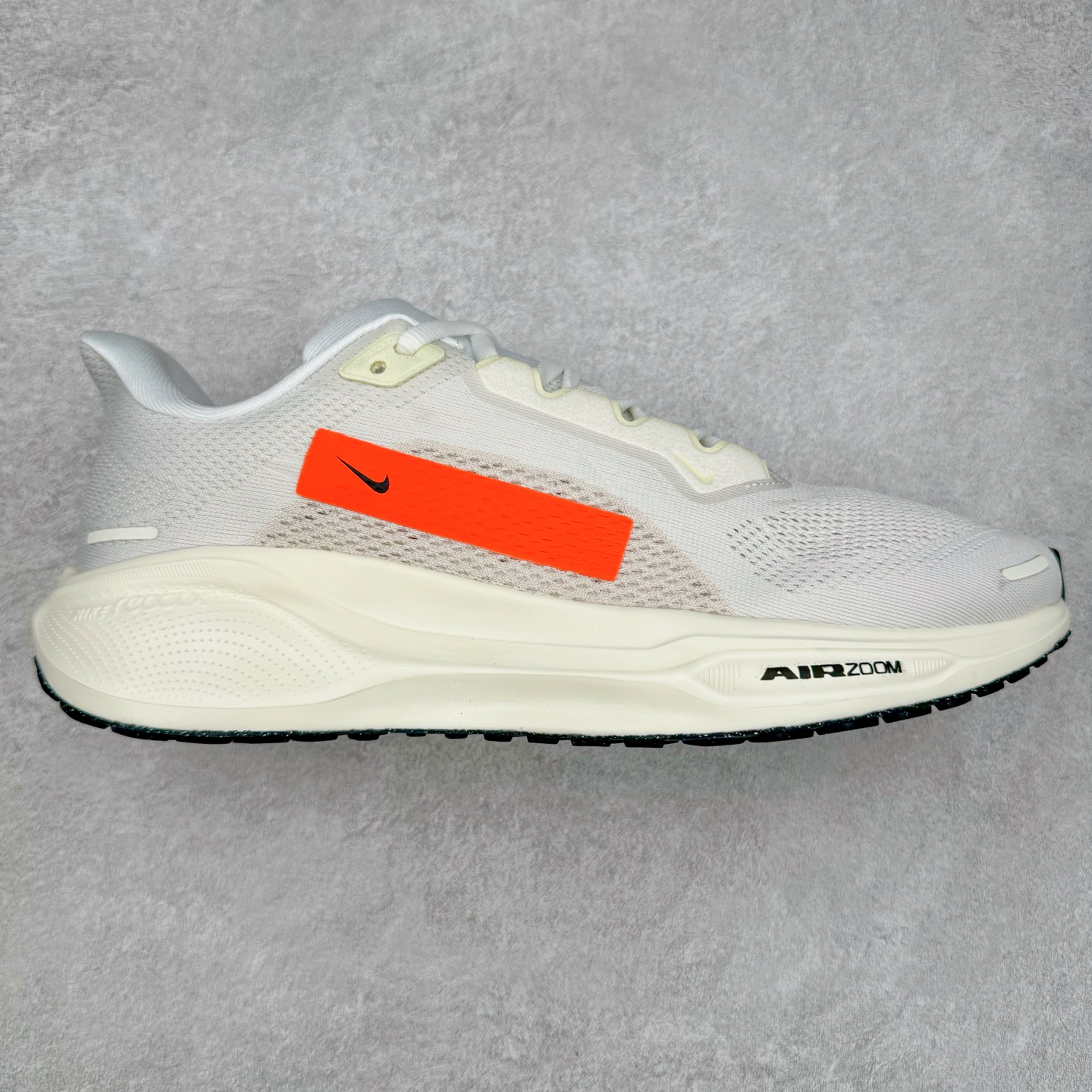 ＃特价福利 NK Zoom Pegasus 飞马41代马拉松系列网面透气缓震疾速跑鞋 拥有 Zoom Air 一如既往的稳定感和流畅感 鞋面采用工程网眼设计 为特定高热区域营造出色透气性 进一步增加鞋面的穿孔数量 让足部能够快速散热 中足搭配 Flywire 飞线 在高速运动时营造舒适稳定的贴合感 内置Zoon气垫加持 动力十足 尺码：36 36.5 37.5 38 38.5 39 40 40.5 41 42 42.5 43 44 44.5 45-选品中心