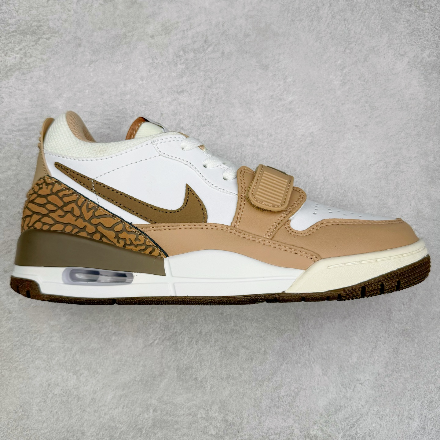 ＃PP特价福利 Air Jordan Legacy AJ312 复古篮球鞋 鞋身采用了皮革材质打造 横跨鞋面的魔术贴十分吸睛 侧面的Swoosh Logo的一部分被鞋面遮挡了一部分 颇具玩味 魔术贴上标有NK标识 而鞋舌上是Jordan的经典红色飞翼Logo 后跟和鞋底均采用了AJ3的设计 后跟上同样也使用了经典的爆裂纹图案 尺码：36 36.5 37.5 38 38.5 39 40 40.5 41 42 42.5 43 44 44.5 45 46 47.5-选品中心