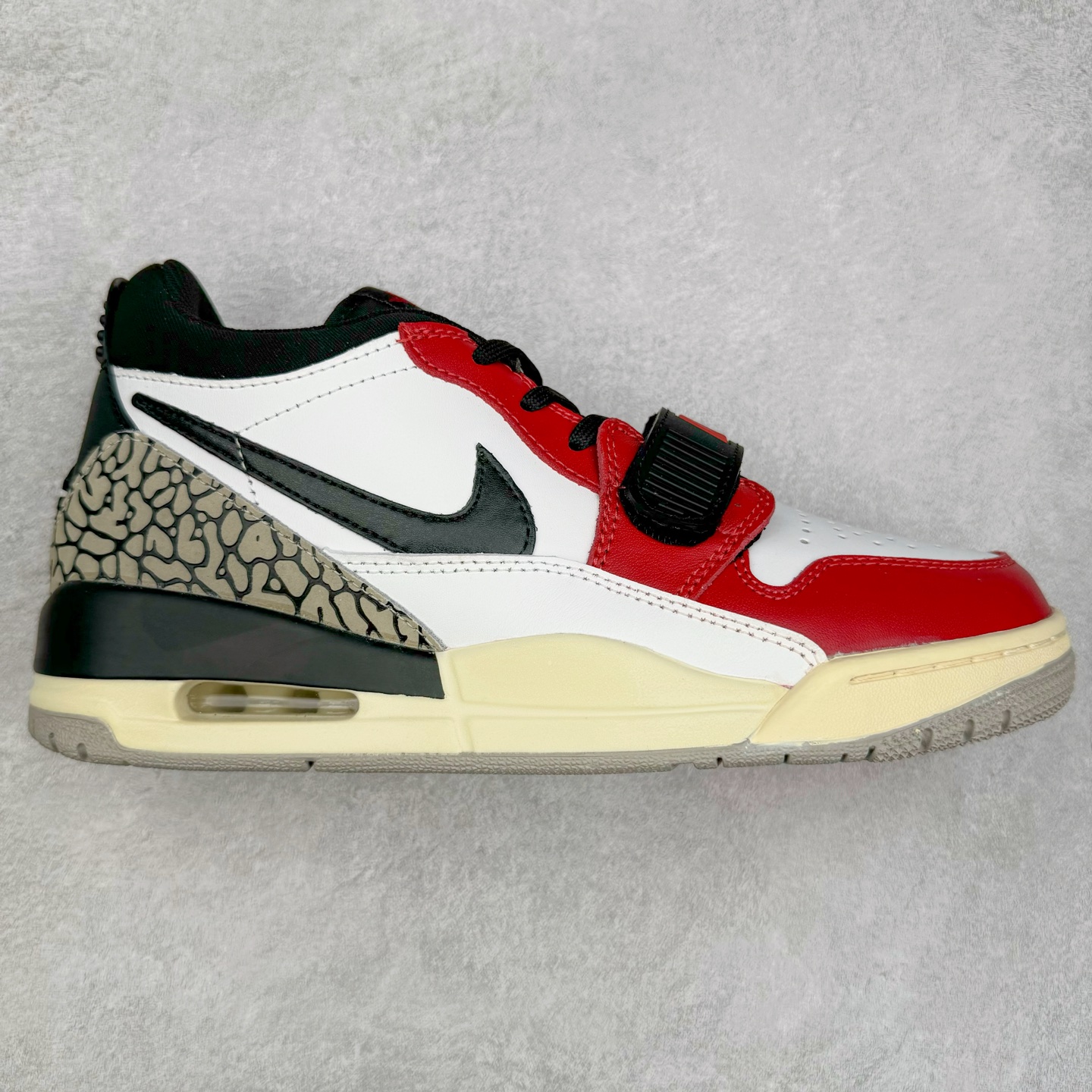 ＃PP特价福利 Air Jordan Legacy AJ312 复古篮球鞋 鞋身采用了皮革材质打造 横跨鞋面的魔术贴十分吸睛 侧面的Swoosh Logo的一部分被鞋面遮挡了一部分 颇具玩味 魔术贴上标有NK标识 而鞋舌上是Jordan的经典红色飞翼Logo 后跟和鞋底均采用了AJ3的设计 后跟上同样也使用了经典的爆裂纹图案 尺码：36 36.5 37.5 38 38.5 39 40 40.5 41 42 42.5 43 44 44.5 45 46 47.5-选品中心