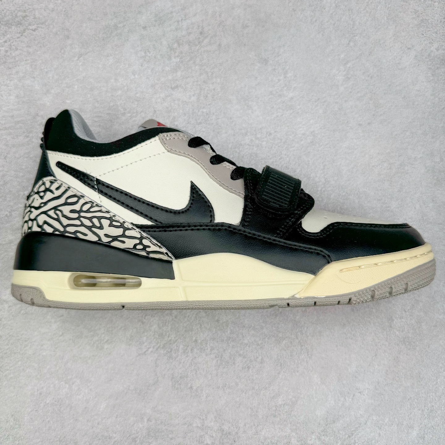 ＃PP特价福利 Air Jordan Legacy AJ312 复古篮球鞋 鞋身采用了皮革材质打造 横跨鞋面的魔术贴十分吸睛 侧面的Swoosh Logo的一部分被鞋面遮挡了一部分 颇具玩味 魔术贴上标有NK标识 而鞋舌上是Jordan的经典红色飞翼Logo 后跟和鞋底均采用了AJ3的设计 后跟上同样也使用了经典的爆裂纹图案 尺码：36 36.5 37.5 38 38.5 39 40 40.5 41 42 42.5 43 44 44.5 45 46 47.5-选品中心