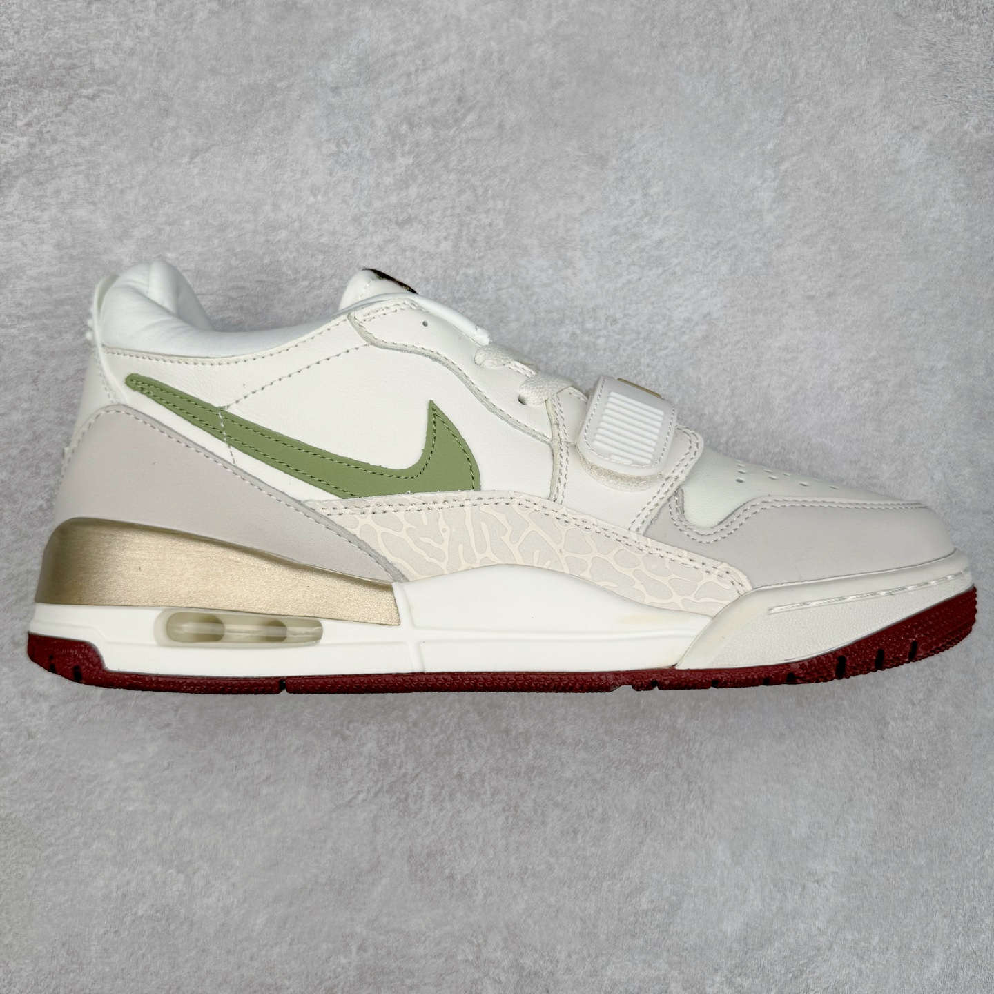 ＃PP特价福利 Air Jordan Legacy AJ312 复古篮球鞋 鞋身采用了皮革材质打造 横跨鞋面的魔术贴十分吸睛 侧面的Swoosh Logo的一部分被鞋面遮挡了一部分 颇具玩味 魔术贴上标有NK标识 而鞋舌上是Jordan的经典红色飞翼Logo 后跟和鞋底均采用了AJ3的设计 后跟上同样也使用了经典的爆裂纹图案 尺码：36 36.5 37.5 38 38.5 39 40 40.5 41 42 42.5 43 44 44.5 45 46 47.5-选品中心