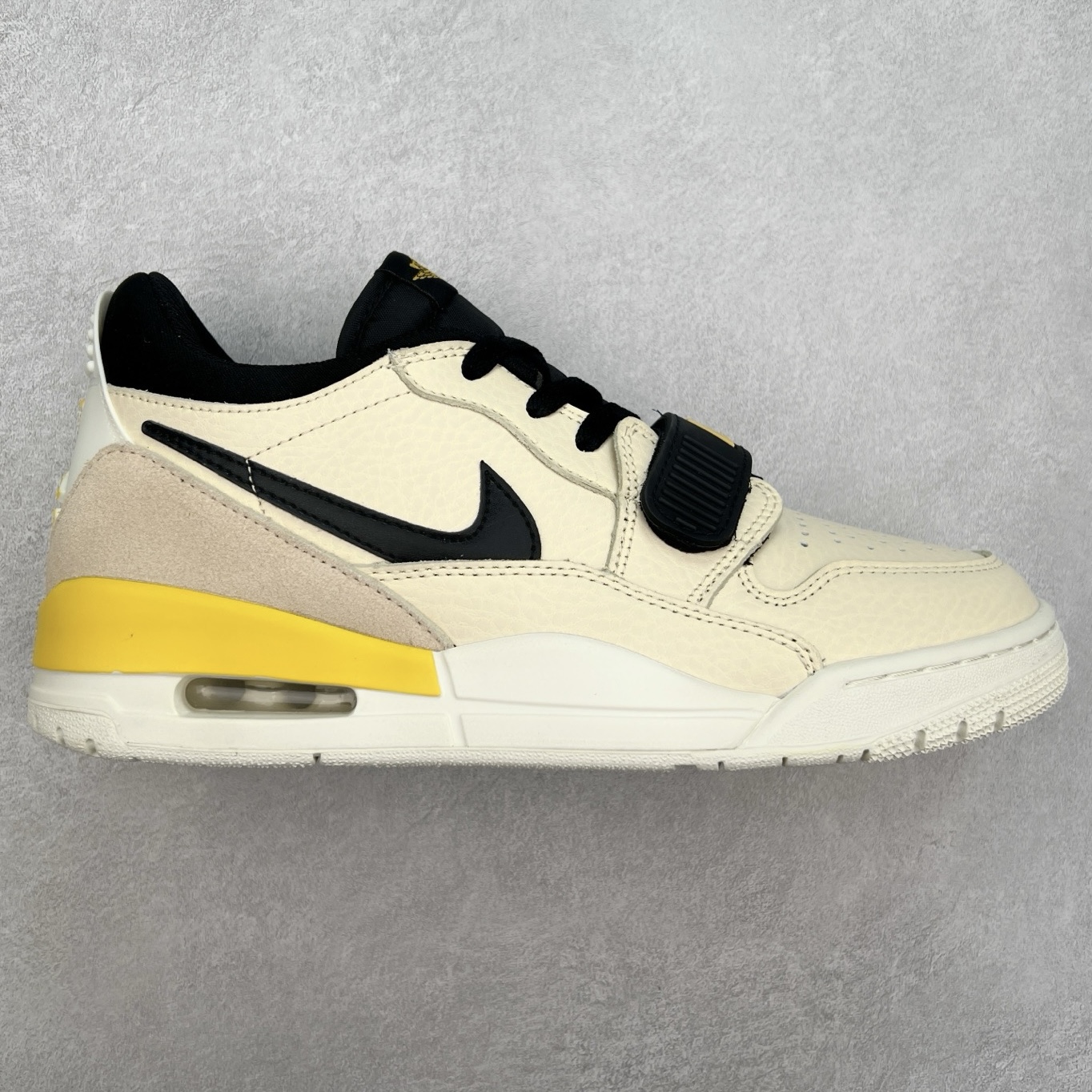 ＃PP特价福利 Air Jordan Legacy AJ312 复古篮球鞋 鞋身采用了皮革材质打造 横跨鞋面的魔术贴十分吸睛 侧面的Swoosh Logo的一部分被鞋面遮挡了一部分 颇具玩味 魔术贴上标有NK标识 而鞋舌上是Jordan的经典红色飞翼Logo 后跟和鞋底均采用了AJ3的设计 后跟上同样也使用了经典的爆裂纹图案 尺码：36 36.5 37.5 38 38.5 39 40 40.5 41 42 42.5 43 44 44.5 45 46 47.5-选品中心