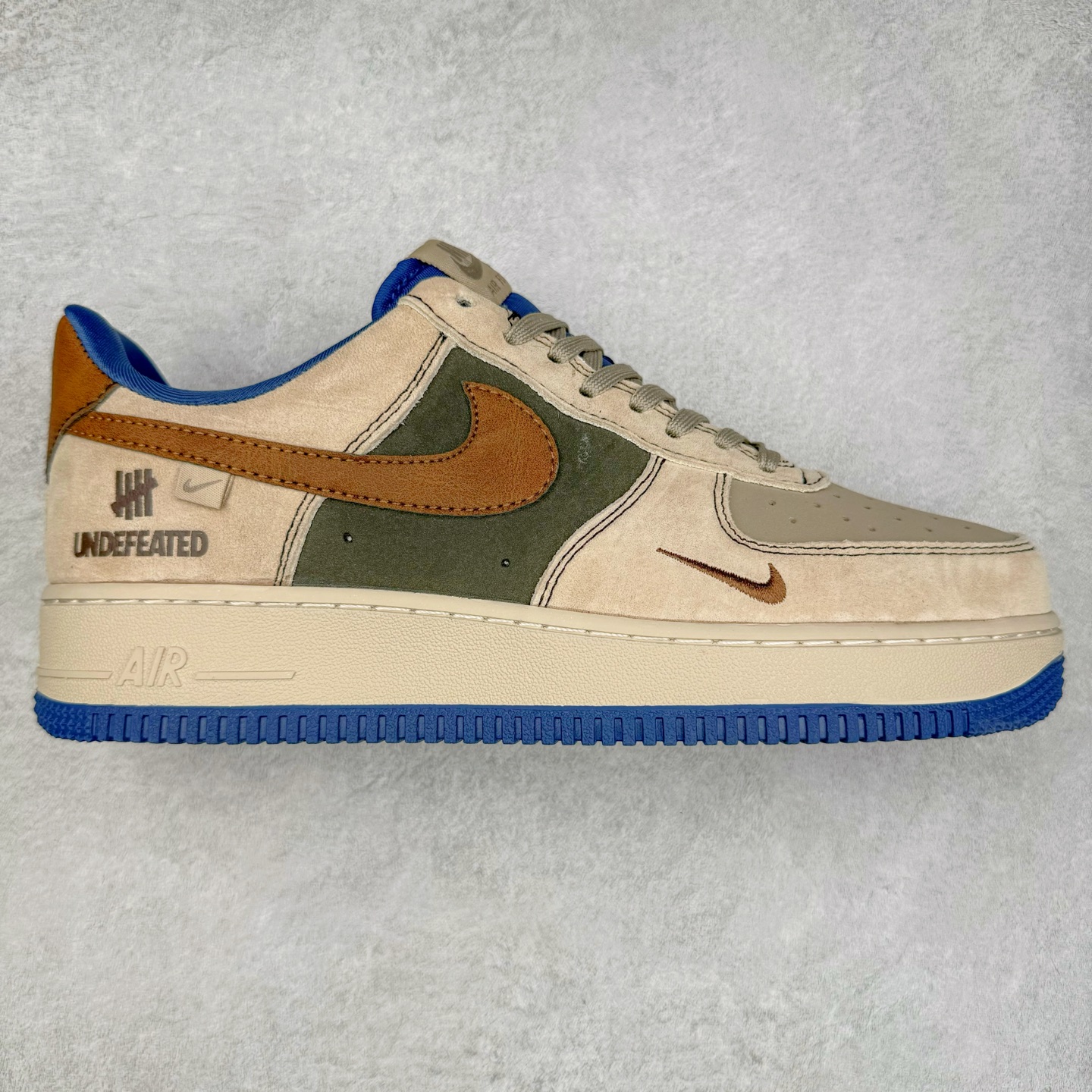 NK Air Force 1´07 Low 空军一号低帮百搭休闲运动板鞋 KK1988-062 柔软、弹性十足的缓震性能和出色的中底设计 横跨复古与现代的外型结合 造就出风靡全球 三十多年的Force 1 直到今天还深受青睐 实拍调校N版已经零色差零失真 百分百还原实物色彩所见即所得 不存在货不对板色差等低级问题 选购参考实物拍摄 不混卖不参货 只用心做好货严格选品 承诺混一赔十 尺码：36 36.5 37.5 38 38.5 39 40 40.5 41 42 42.5 43 44 44.5 45-选品中心